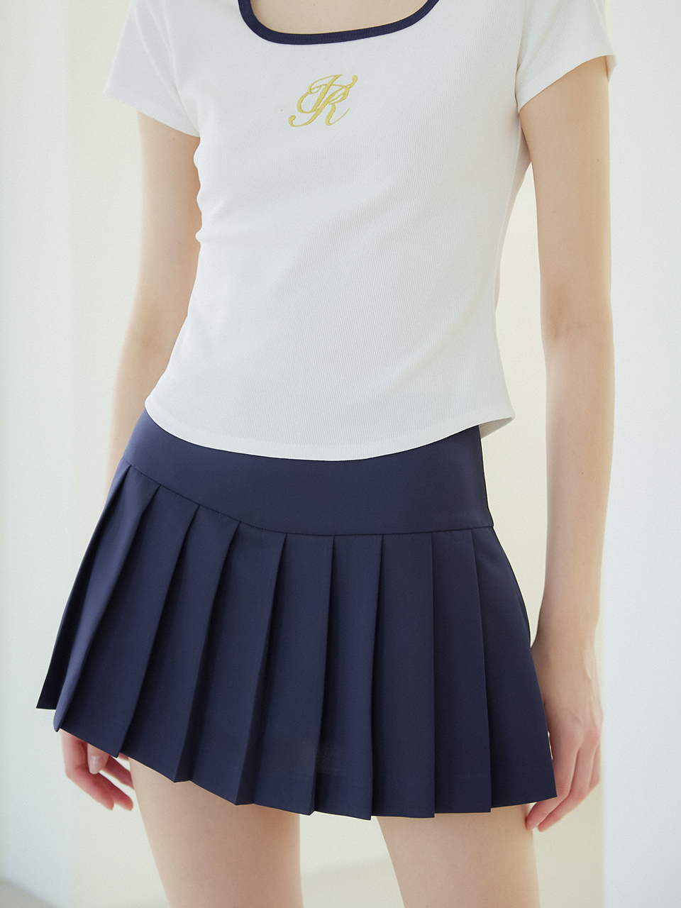GLOSSY PLEATS MINI SKIRT_NAVY