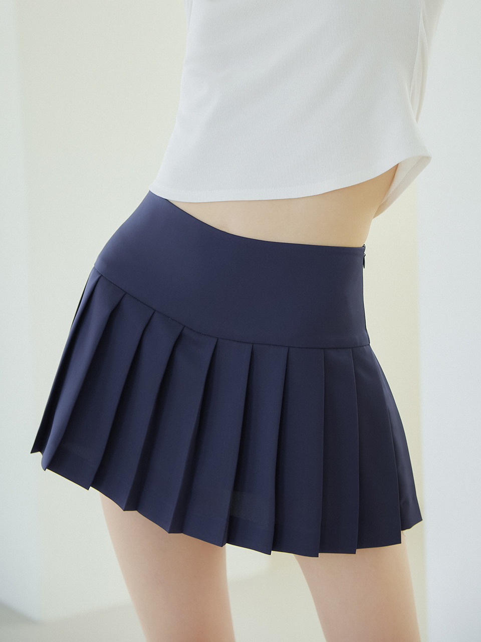 GLOSSY PLEATS MINI SKIRT_NAVY