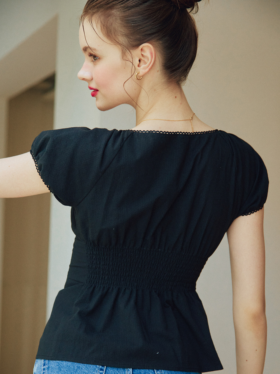 SCOOP NECK SHIRRING BLOUSE_2COLOR