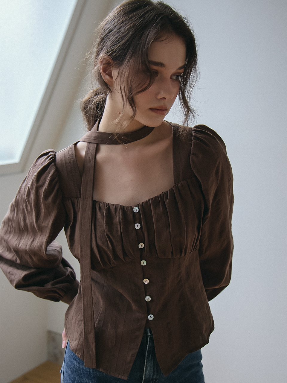 HEART NECK SHIRRING BLOUSE_BROWN
