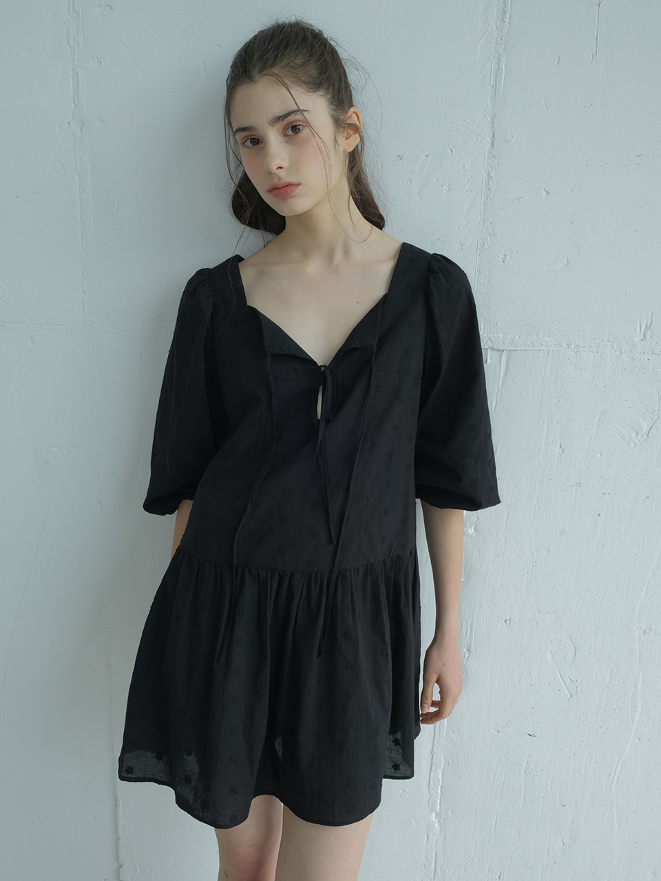 FLOWER EMBROIDERY RIBBON TIE DRESS_BLACK
