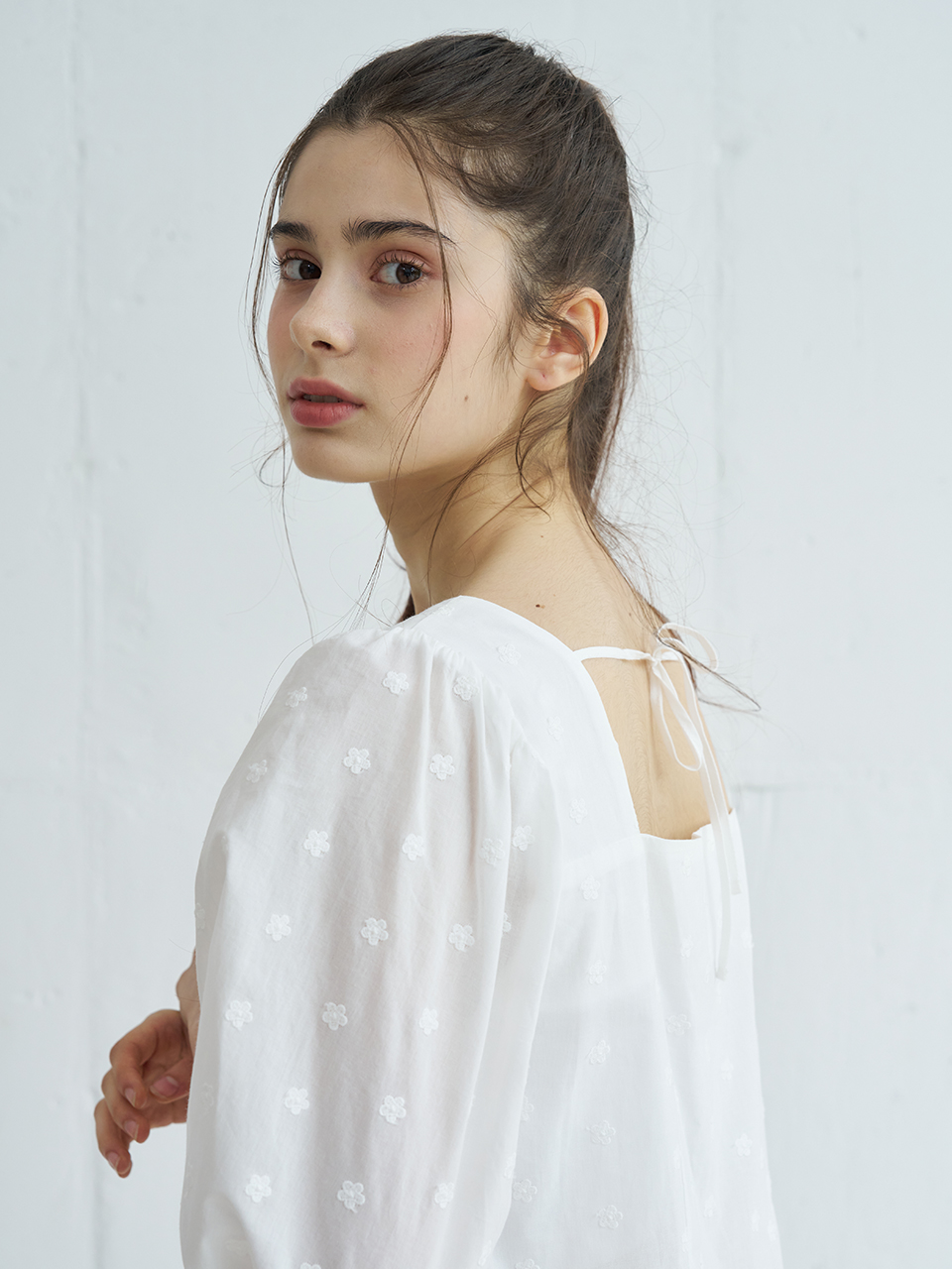 FLOWER EMBROIDERY RIBBON TIE DRESS_WHITE