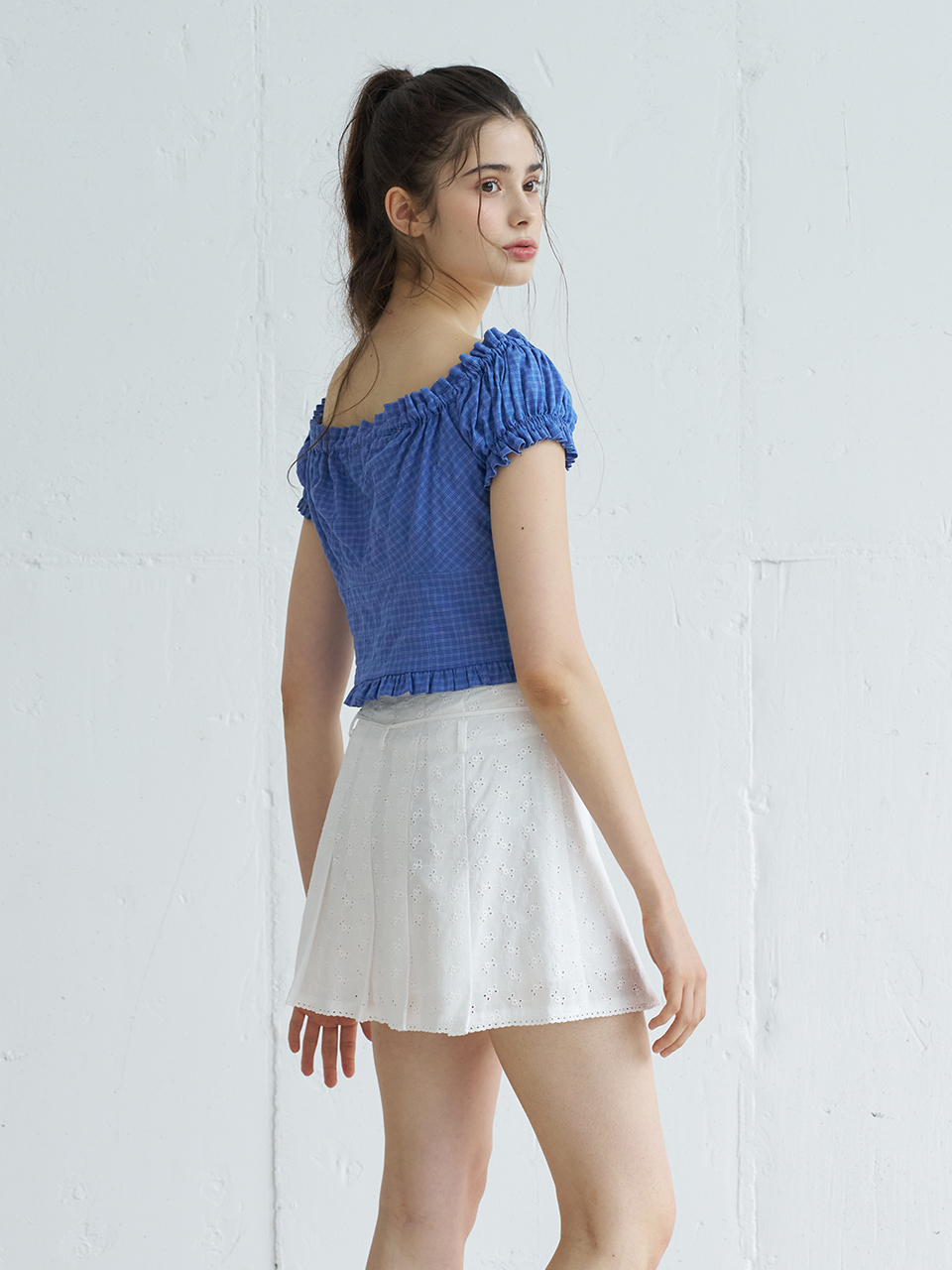 PUNCHING LACE PLEATS MINI SKIRT_WHITE