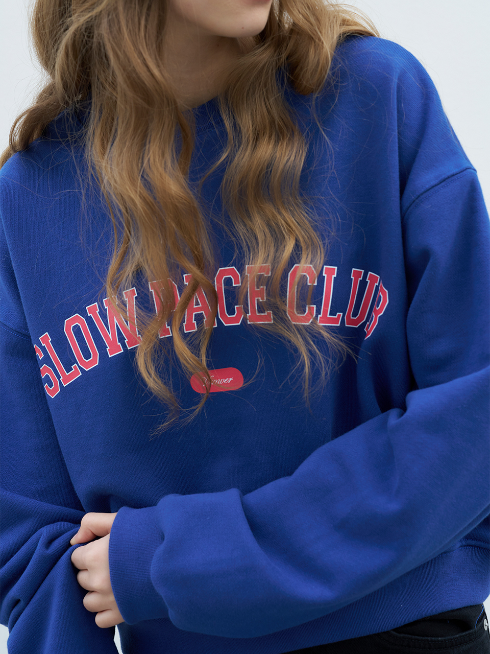 LETTERING CROP SWEATSHIRT_2COLOR