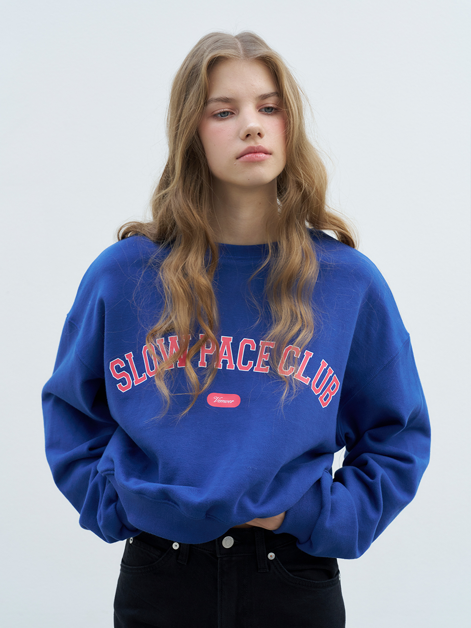 LETTERING CROP SWEATSHIRT_2COLOR
