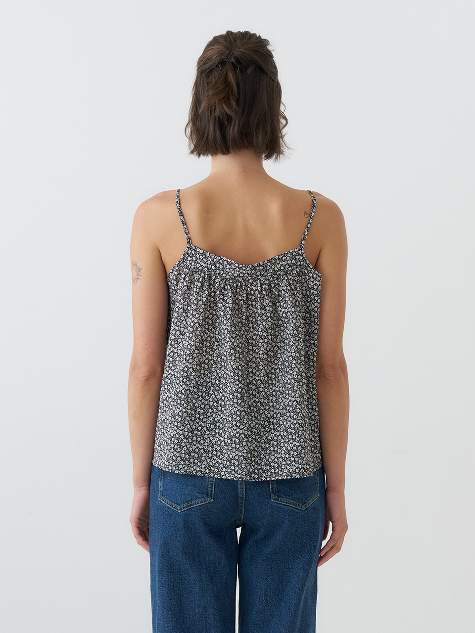 FLORAL STRAP SLEEVELESS BLOUSE_BLACK