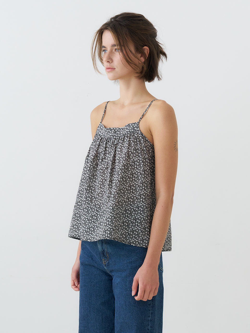 FLORAL STRAP SLEEVELESS BLOUSE_BLACK