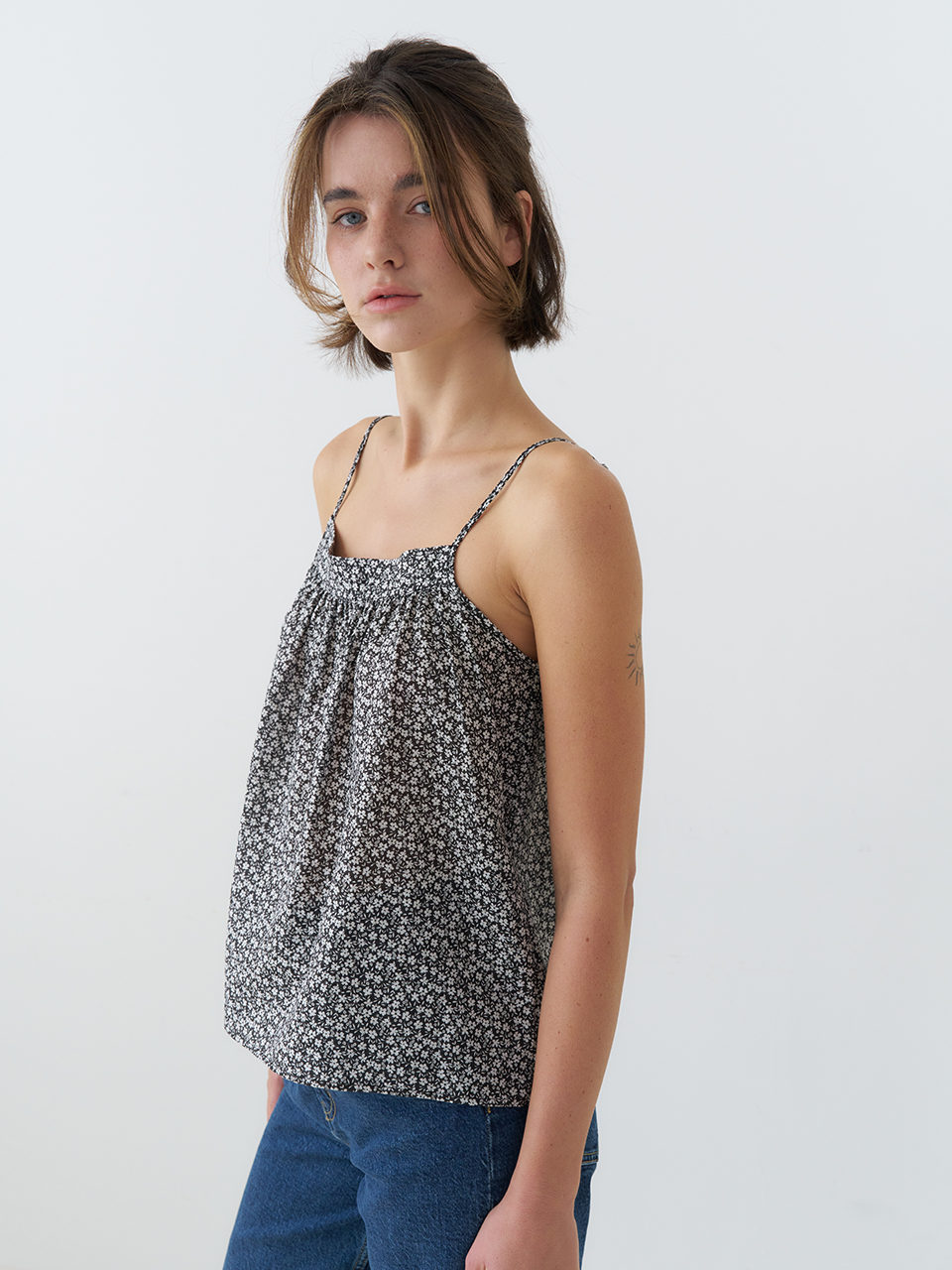FLORAL STRAP SLEEVELESS BLOUSE_BLACK