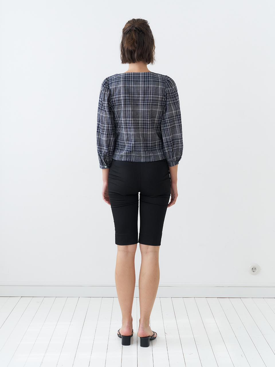 HEART NECK SHIRRING CHECK BLOUSE_NAVY