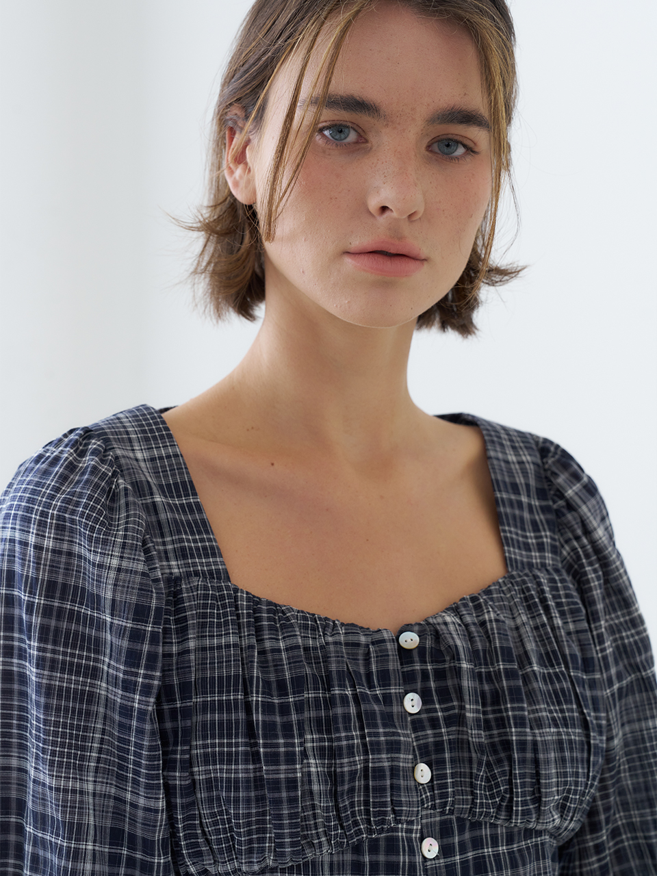 HEART NECK SHIRRING CHECK BLOUSE_NAVY