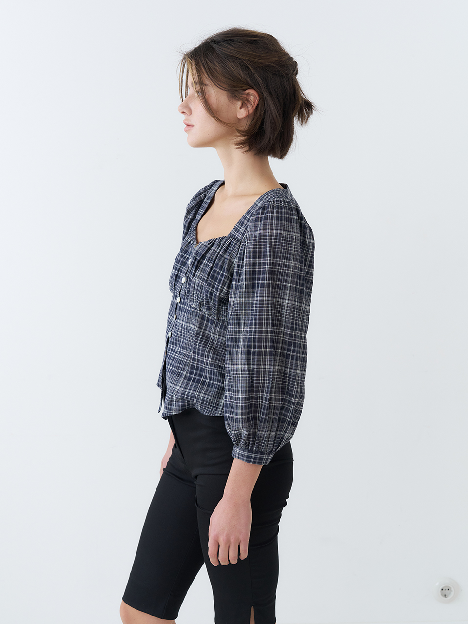 HEART NECK SHIRRING CHECK BLOUSE_NAVY