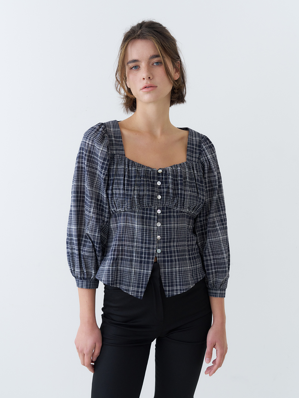 HEART NECK SHIRRING CHECK BLOUSE_NAVY