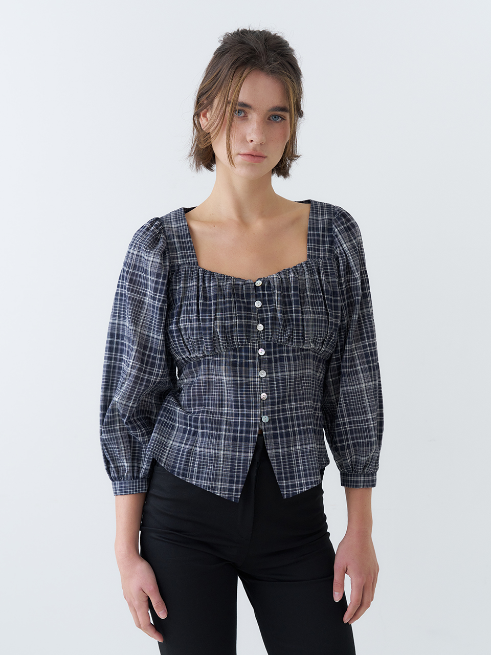 HEART NECK SHIRRING CHECK BLOUSE_NAVY