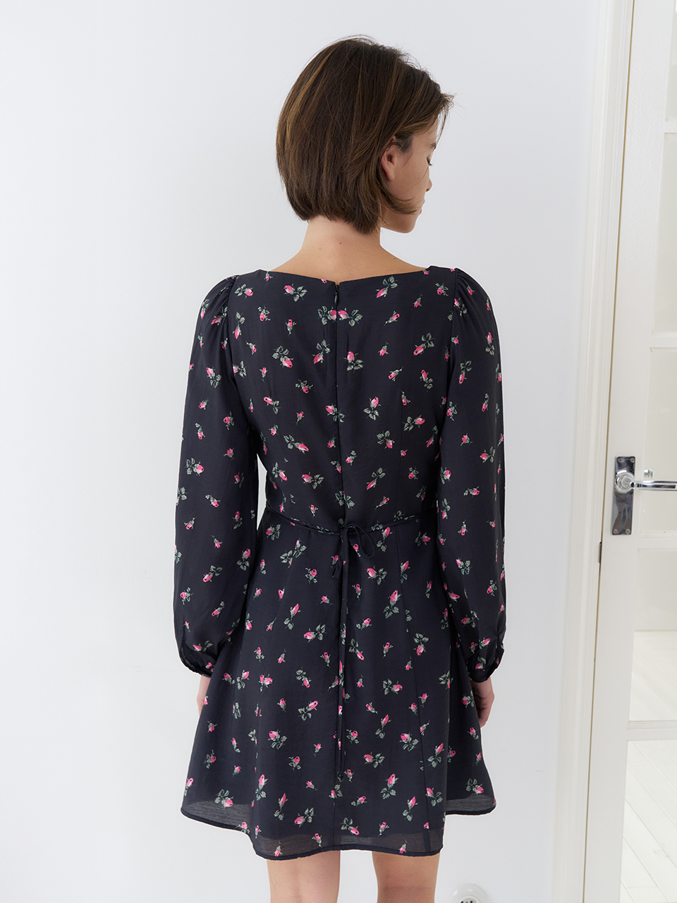 HEART NECK FLORAL ONEPIECE_BLACK