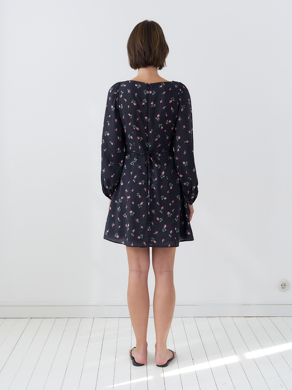HEART NECK FLORAL ONEPIECE_BLACK