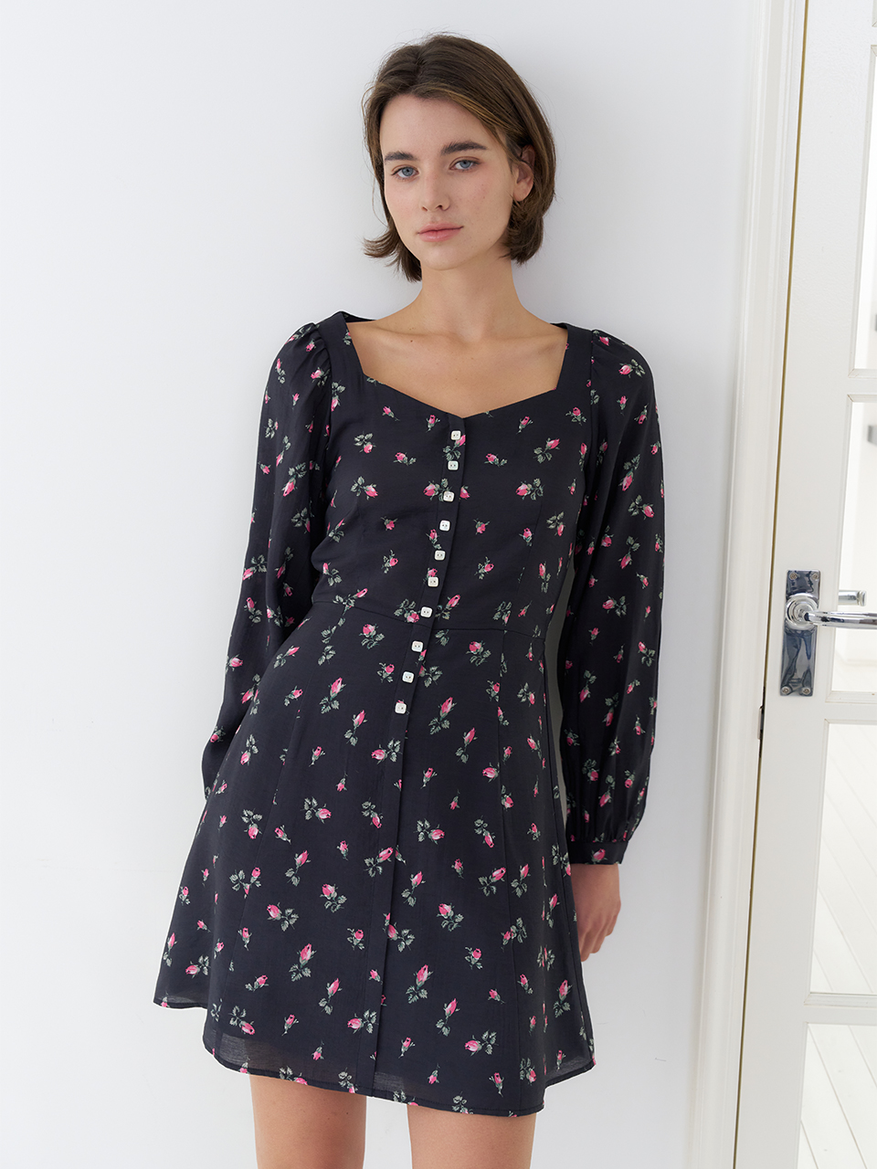 HEART NECK FLORAL ONEPIECE_BLACK