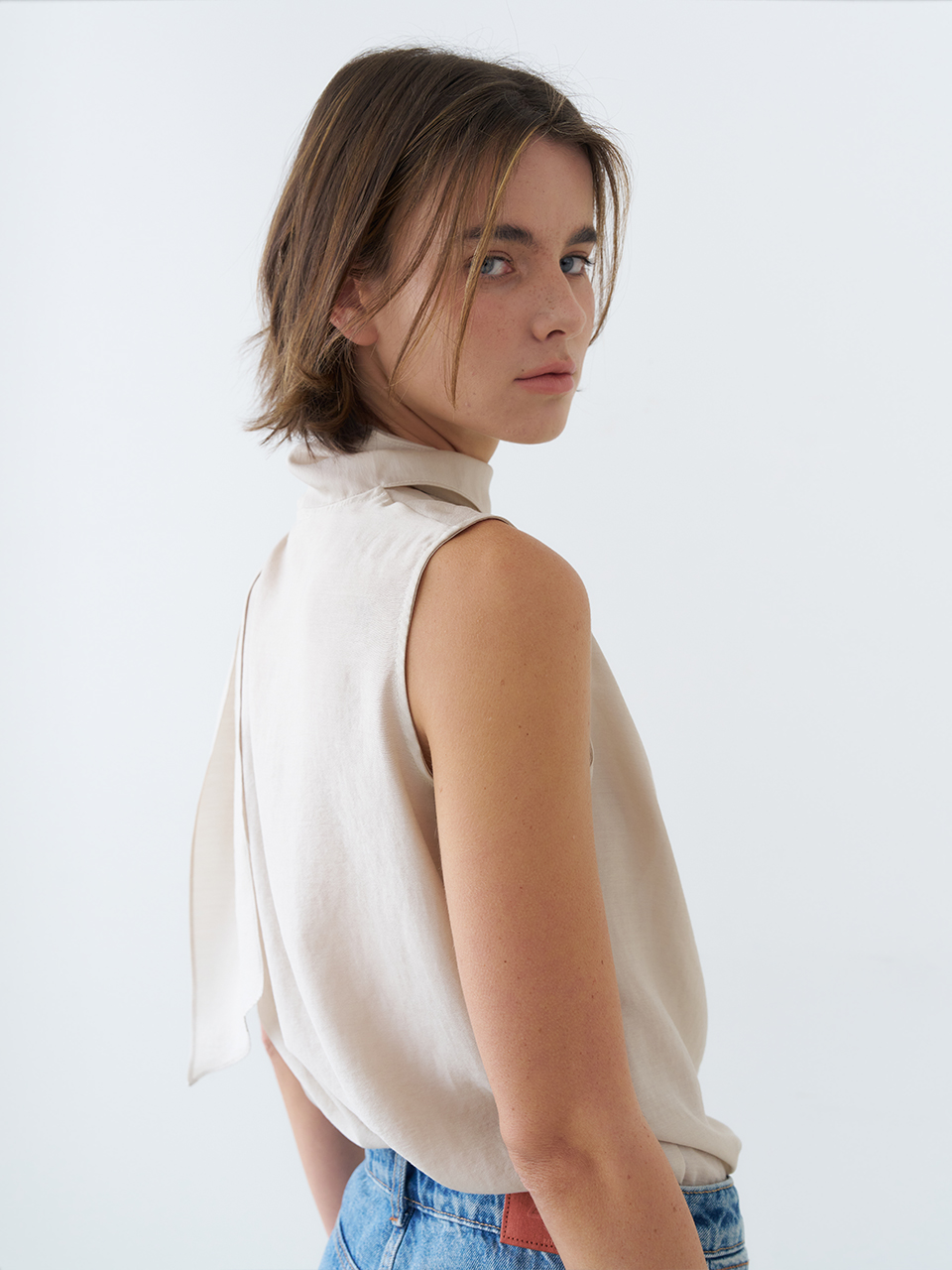 DRAPED TIE SLEEVELESS BLOUSE_BEIGE