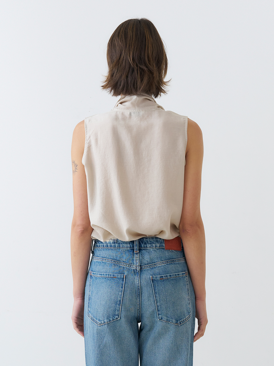DRAPED TIE SLEEVELESS BLOUSE_BEIGE