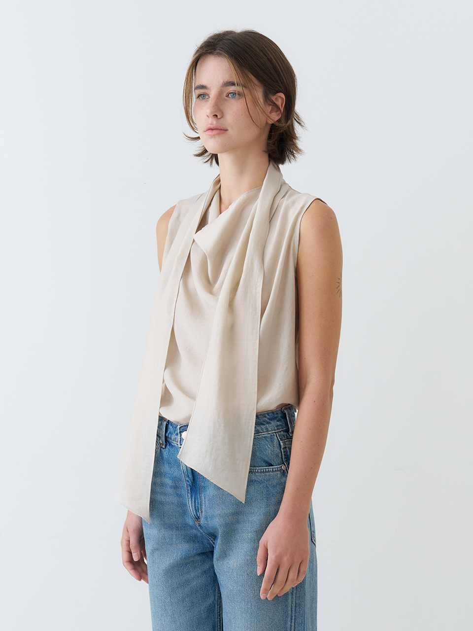DRAPED TIE SLEEVELESS BLOUSE_BEIGE