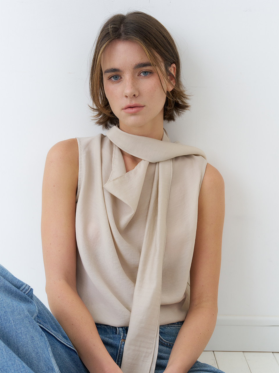 DRAPED TIE SLEEVELESS BLOUSE_BEIGE
