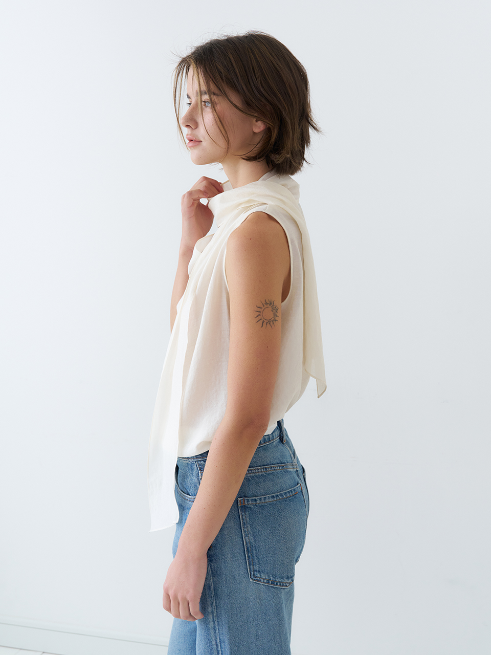 DRAPED TIE SLEEVELESS BLOUSE_CREAM