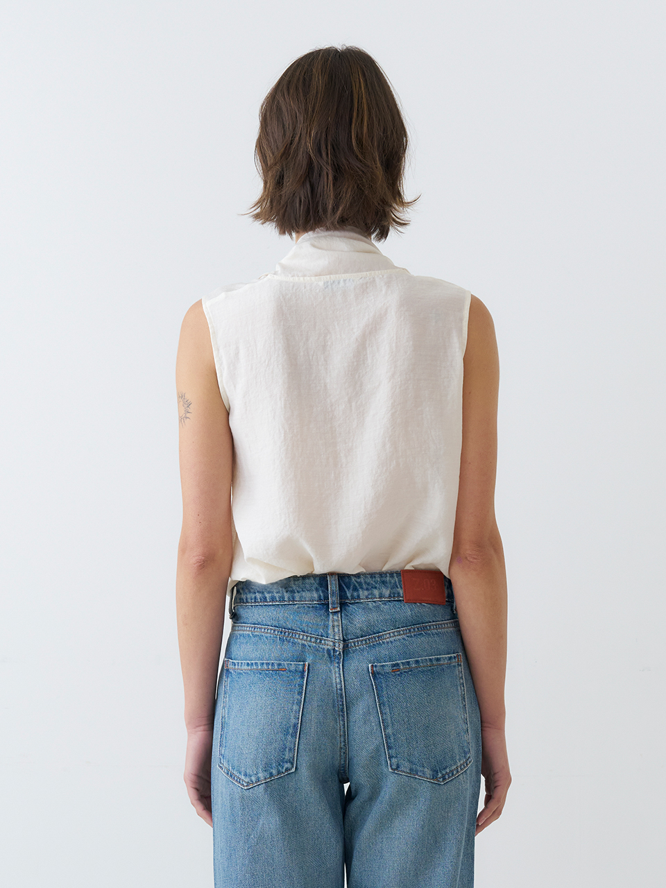 DRAPED TIE SLEEVELESS BLOUSE_CREAM