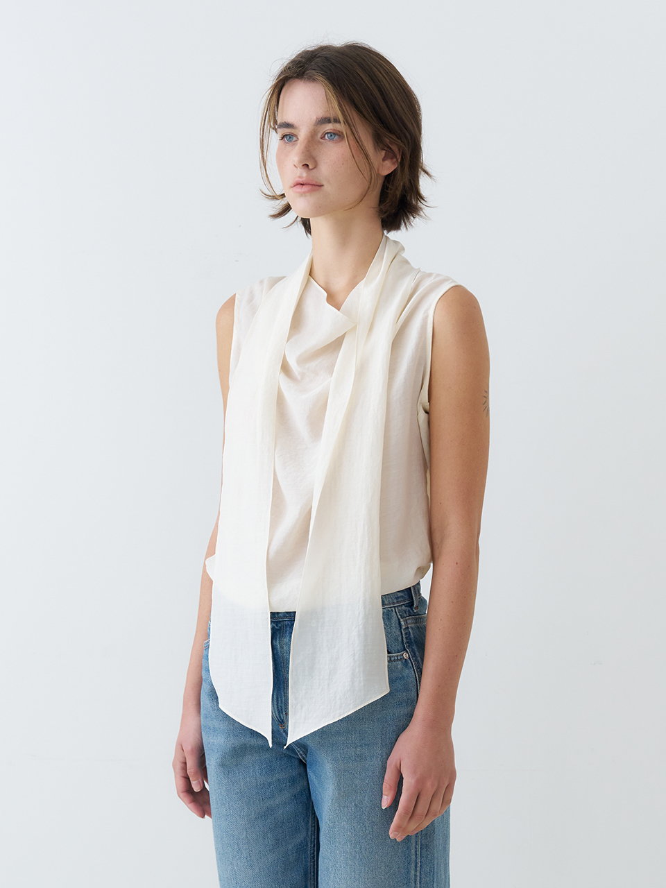 DRAPED TIE SLEEVELESS BLOUSE_CREAM