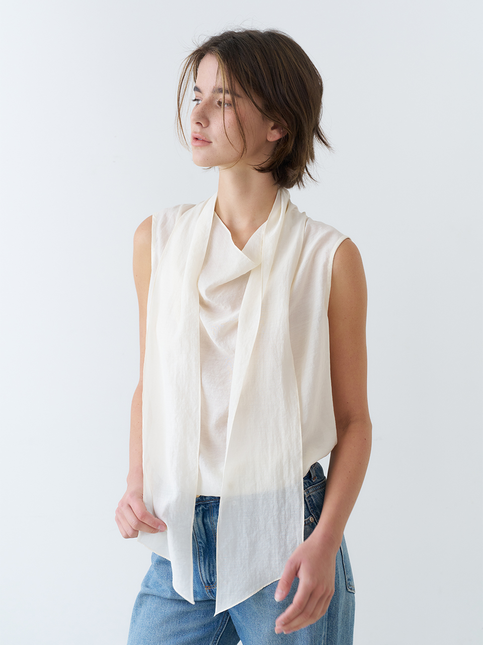 DRAPED TIE SLEEVELESS BLOUSE_CREAM