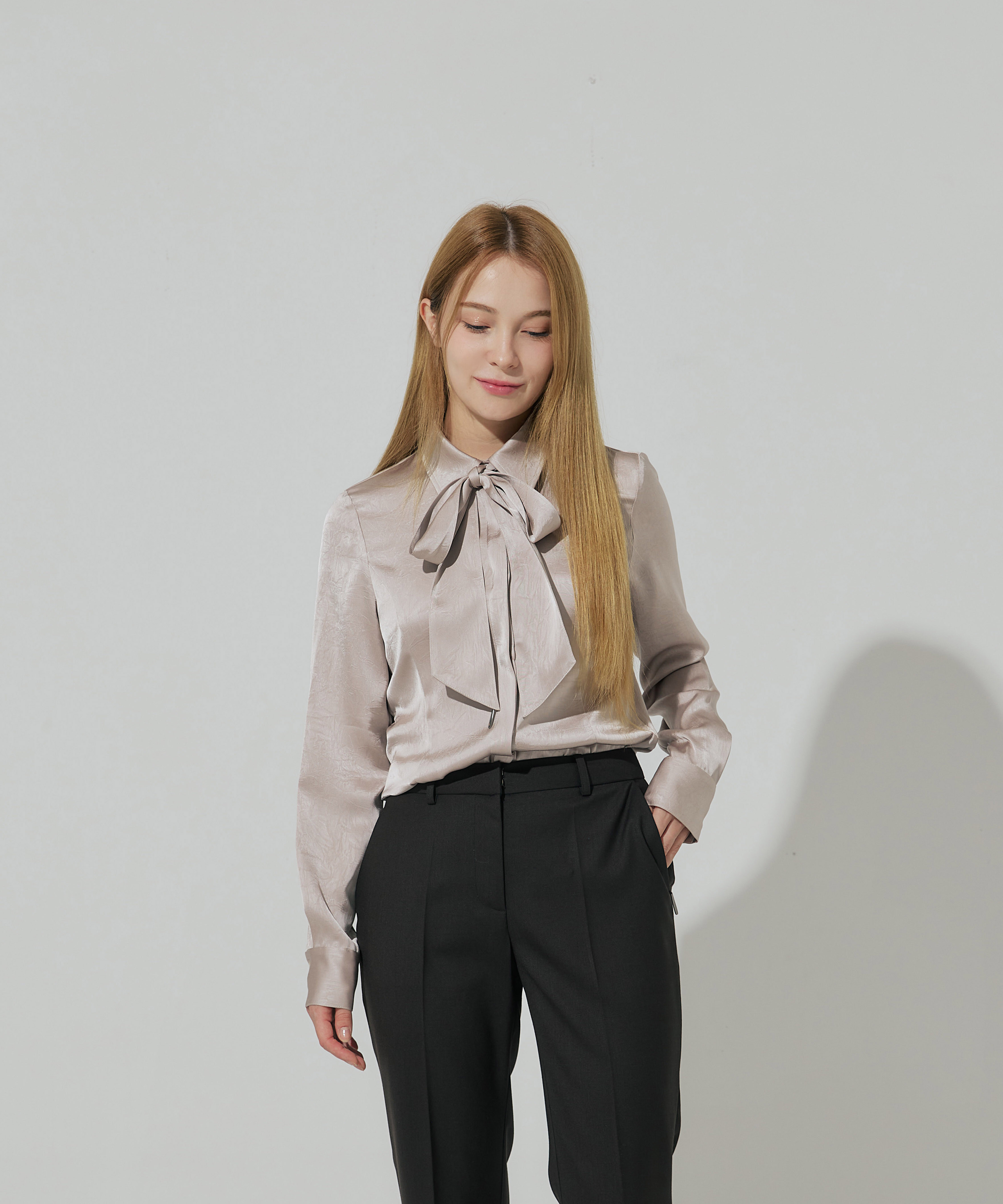 슬림핏 크링클 사틴 블라우스