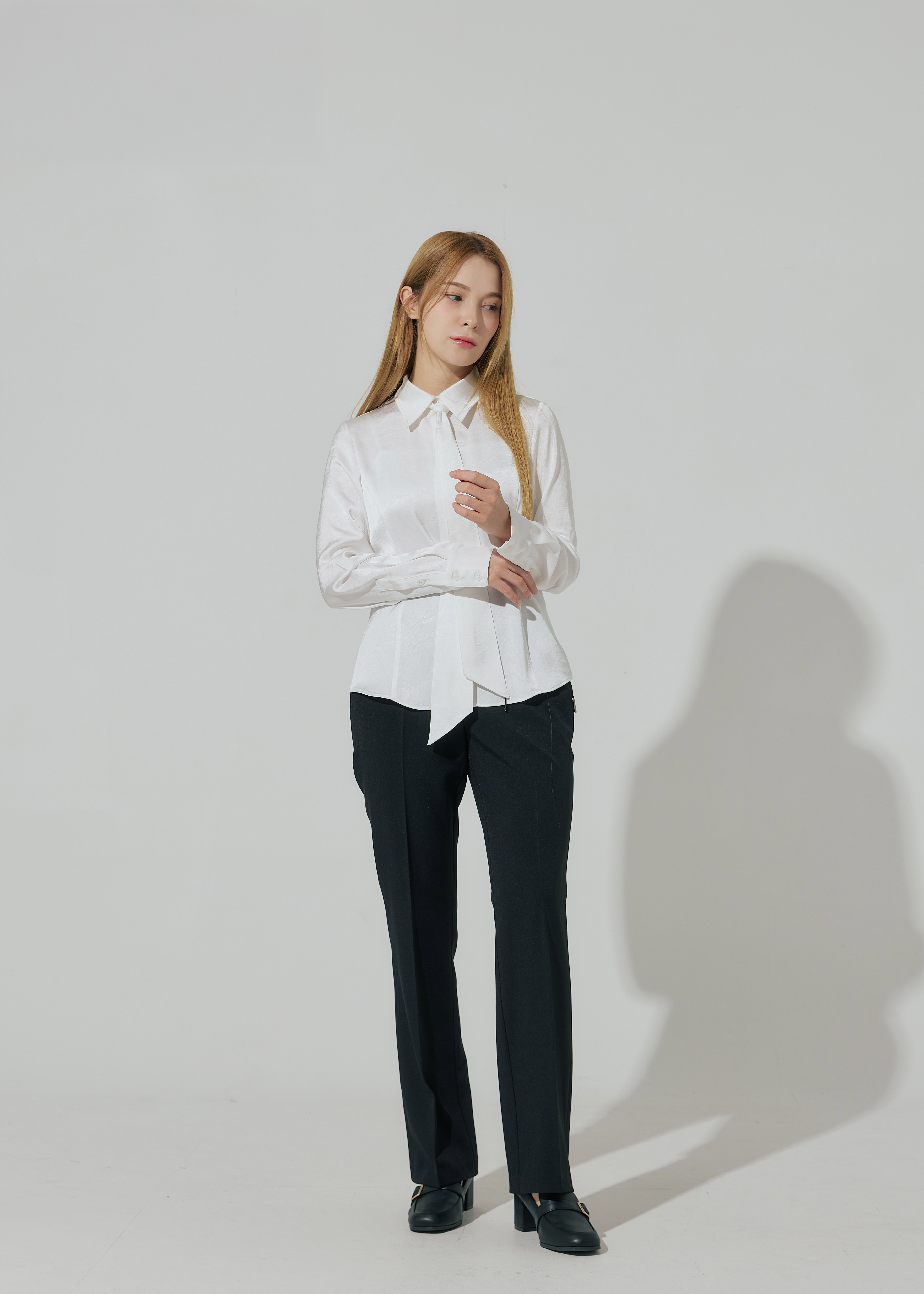 슬림핏 크링클 사틴 블라우스