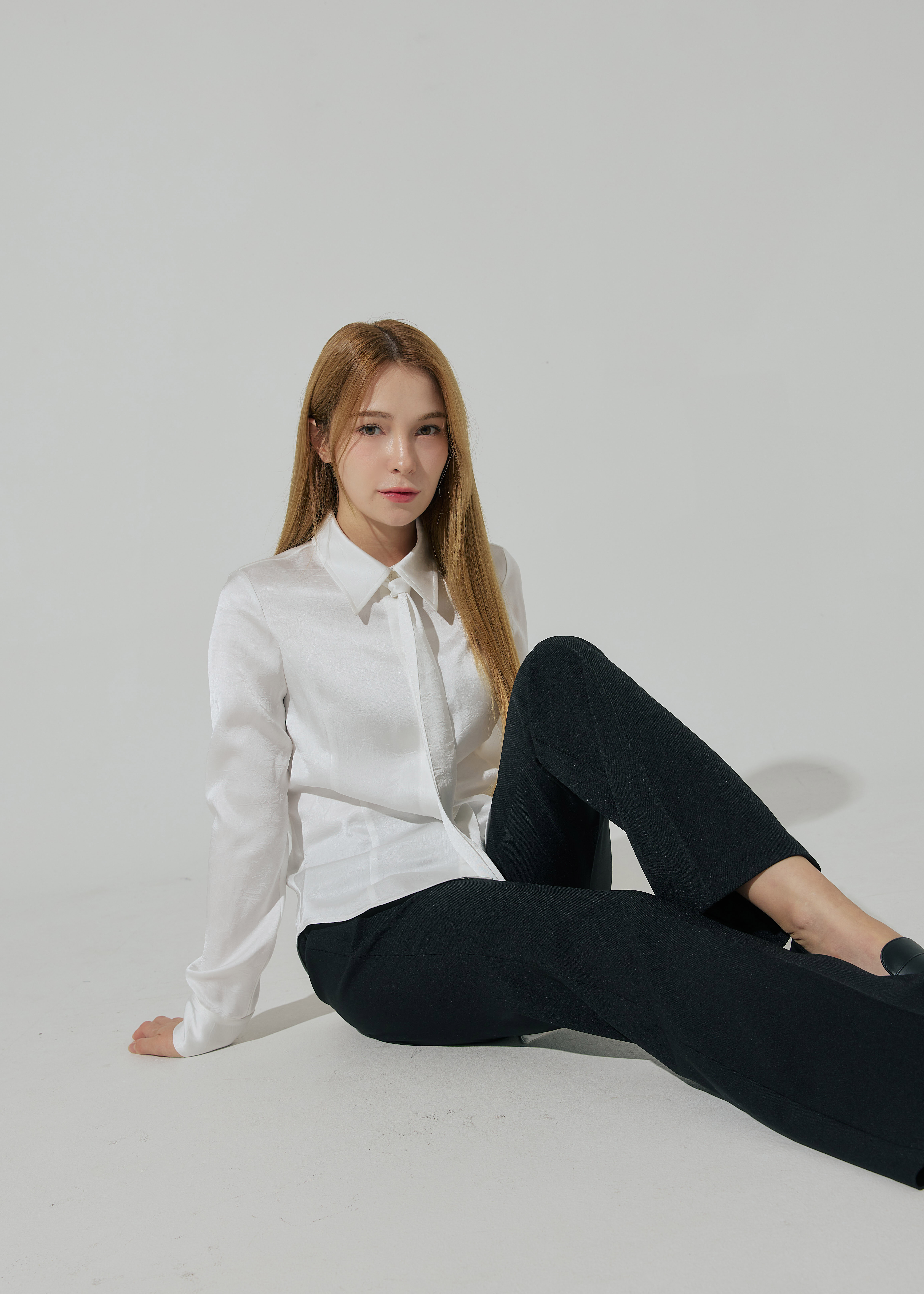 슬림핏 크링클 사틴 블라우스