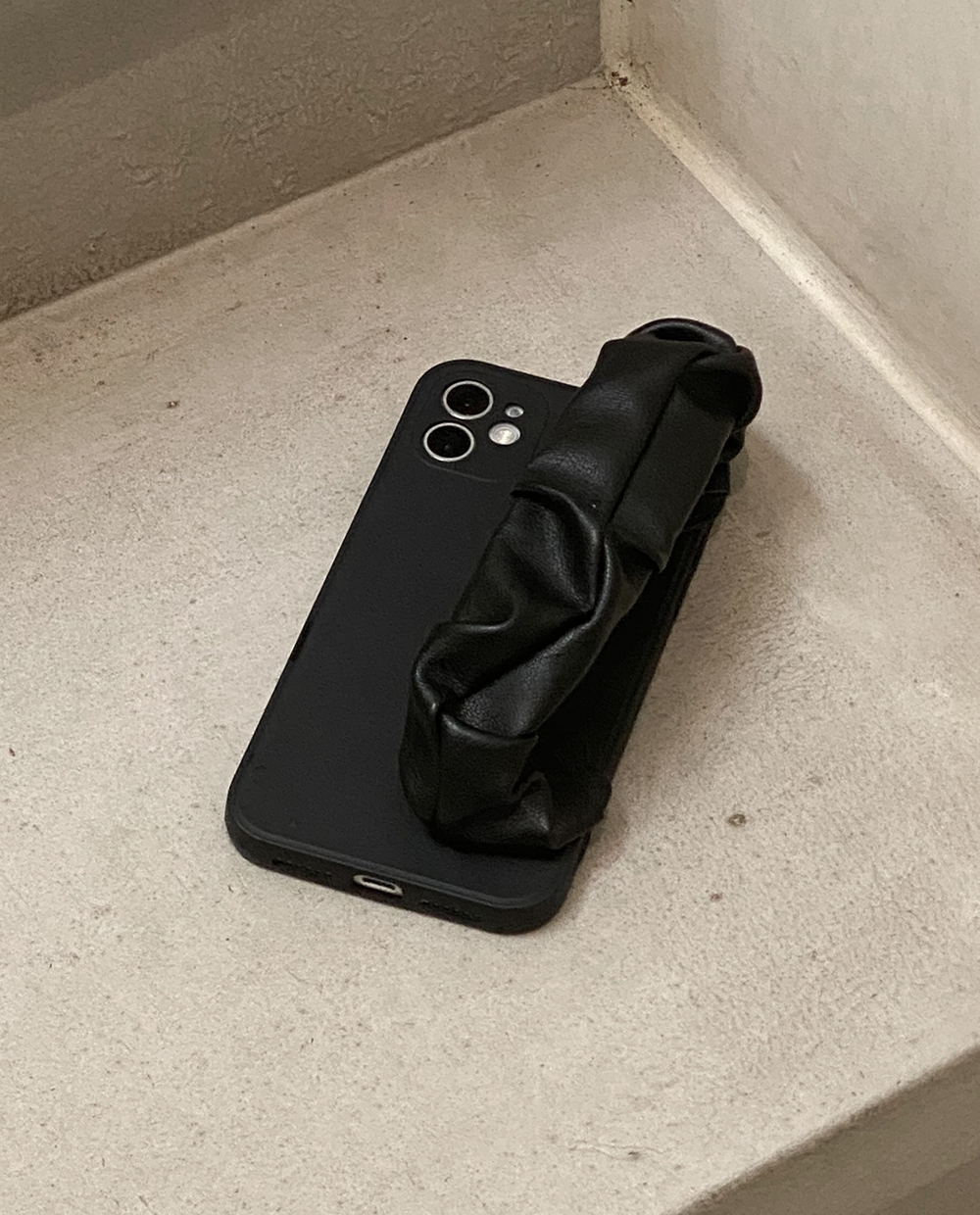 Leather scrunch case