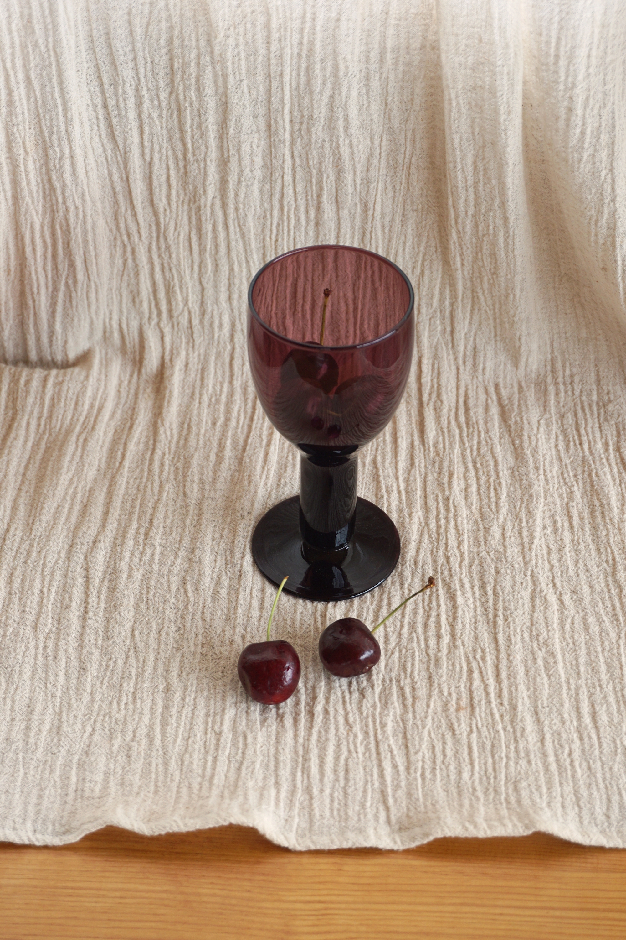 BURGUNDY VASE OR GLASS ( CM.43 )