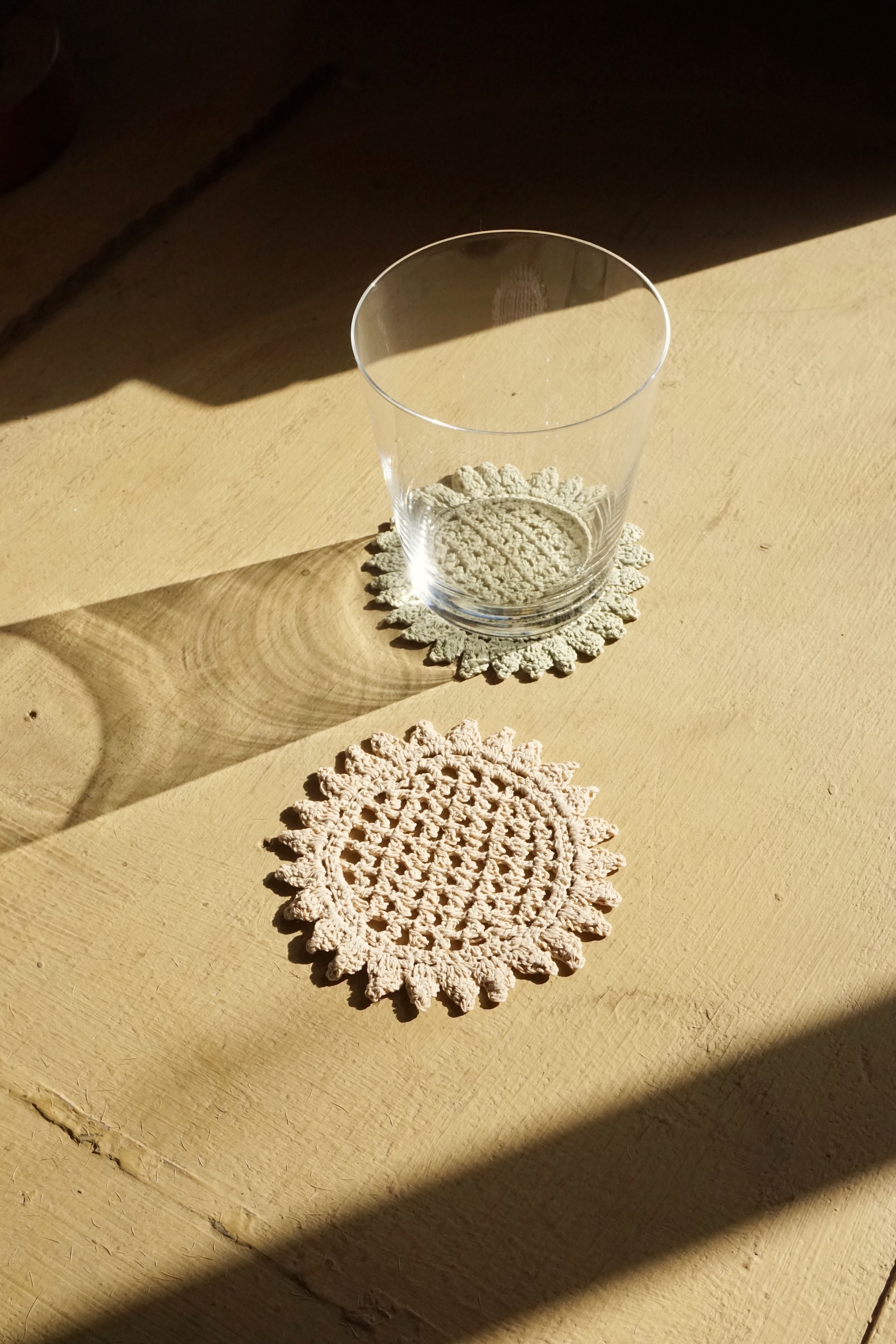 FLOWER KNIT COASTER - 2 COLORS
