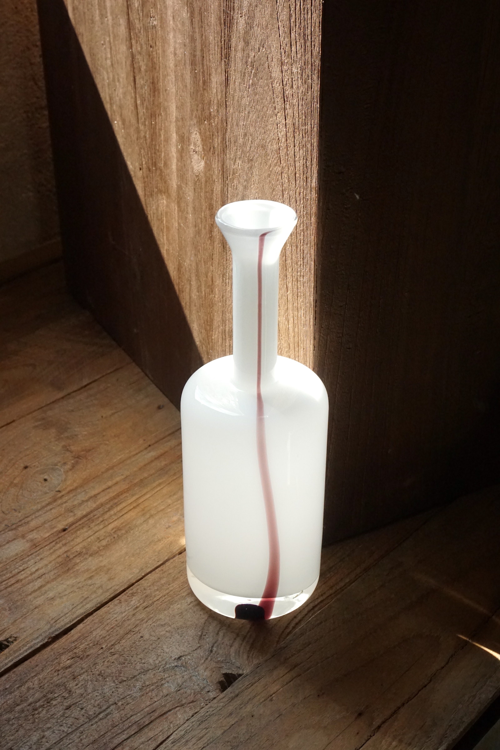 BROWN LINE VASE