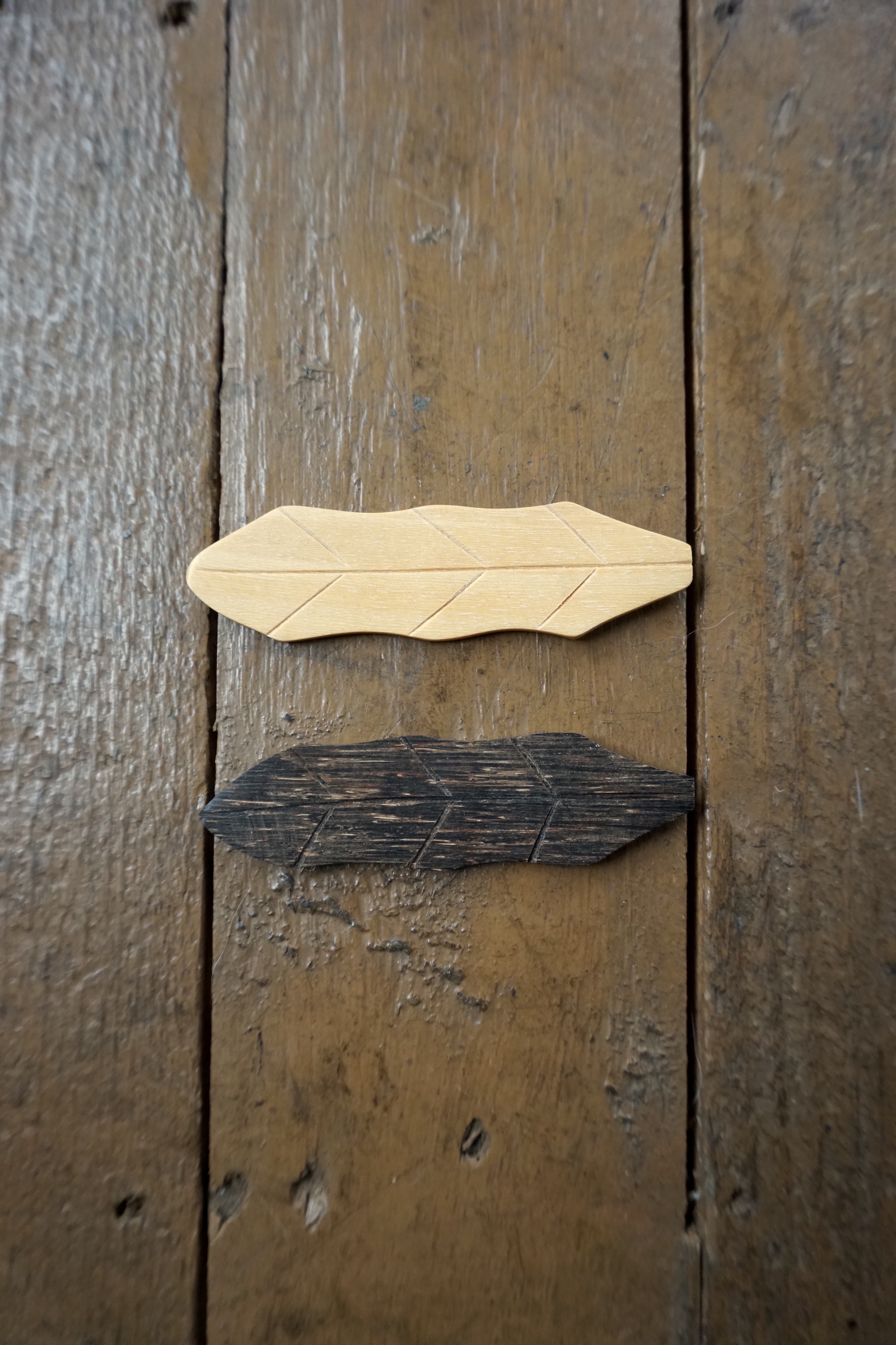 WOOD LEAF SPOON HOLDER - 2 COLORS
