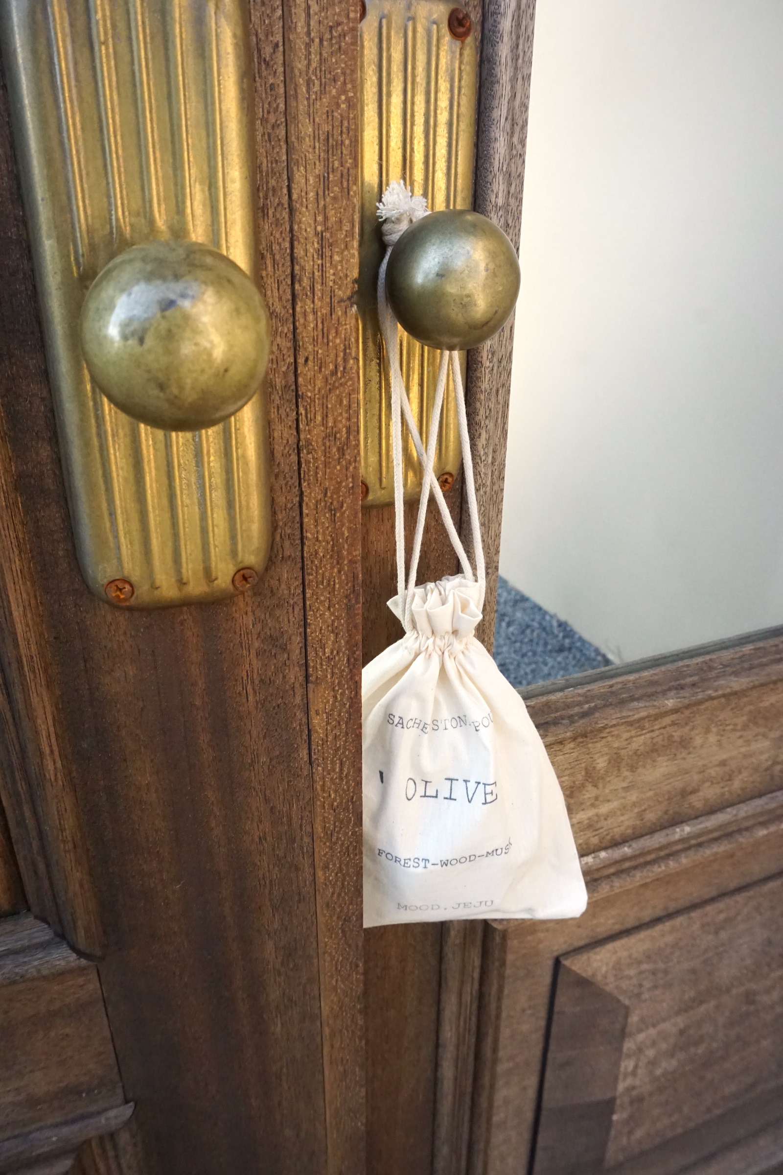MOOD) SACHET STONE POUCH - OLIVE (방향제)