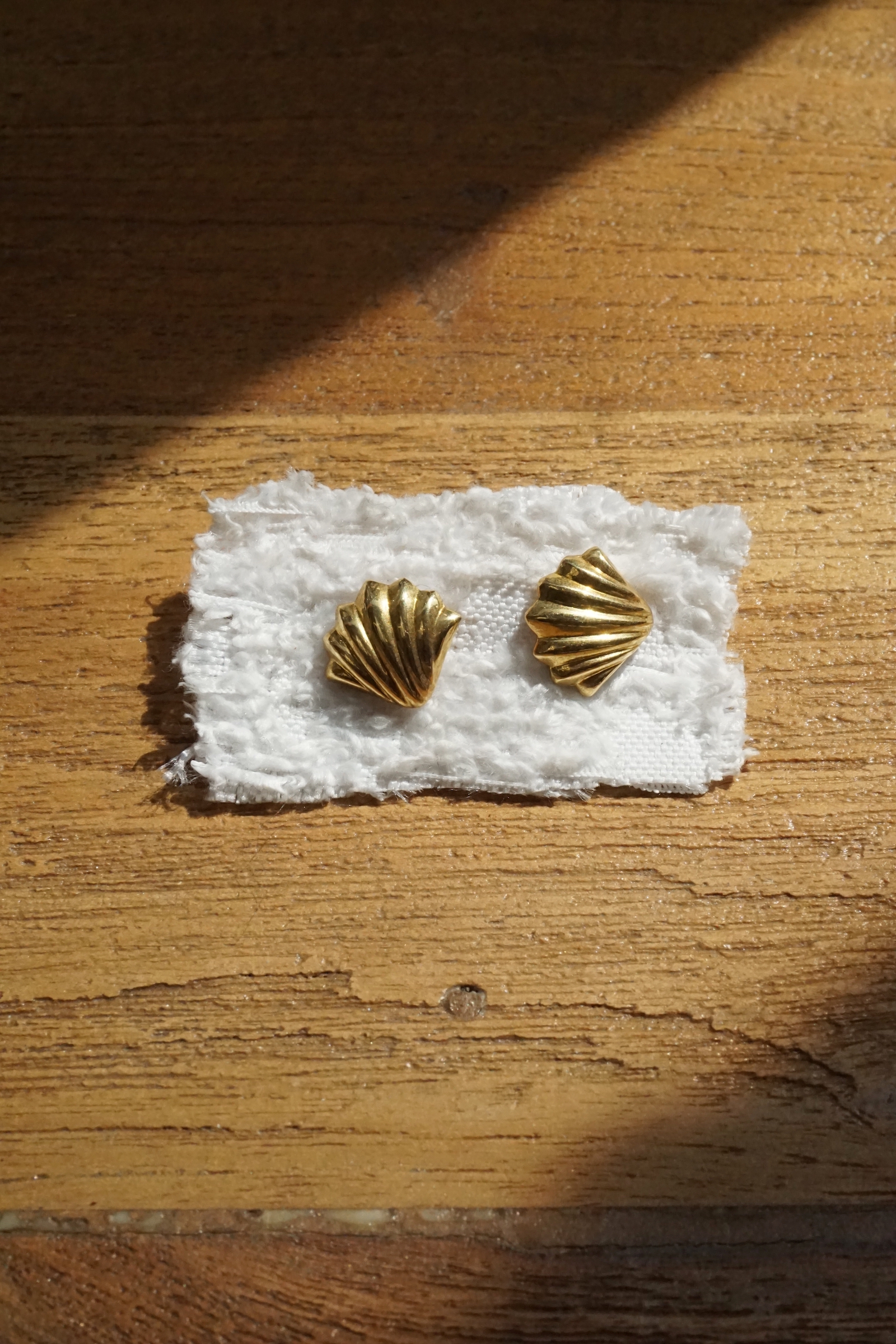 SHELL GOLD EARRINGS