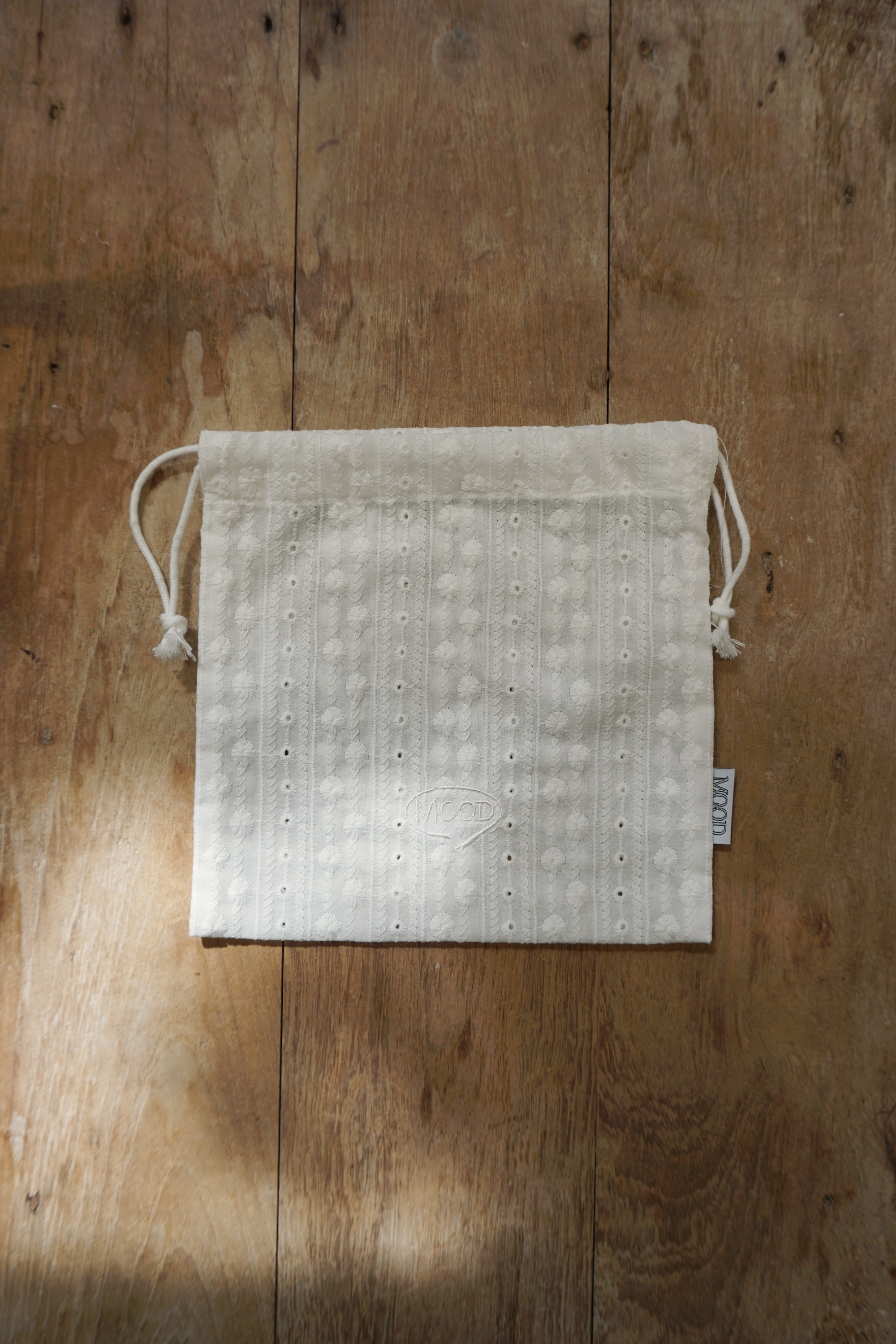 WHITE FLOWER POUCH