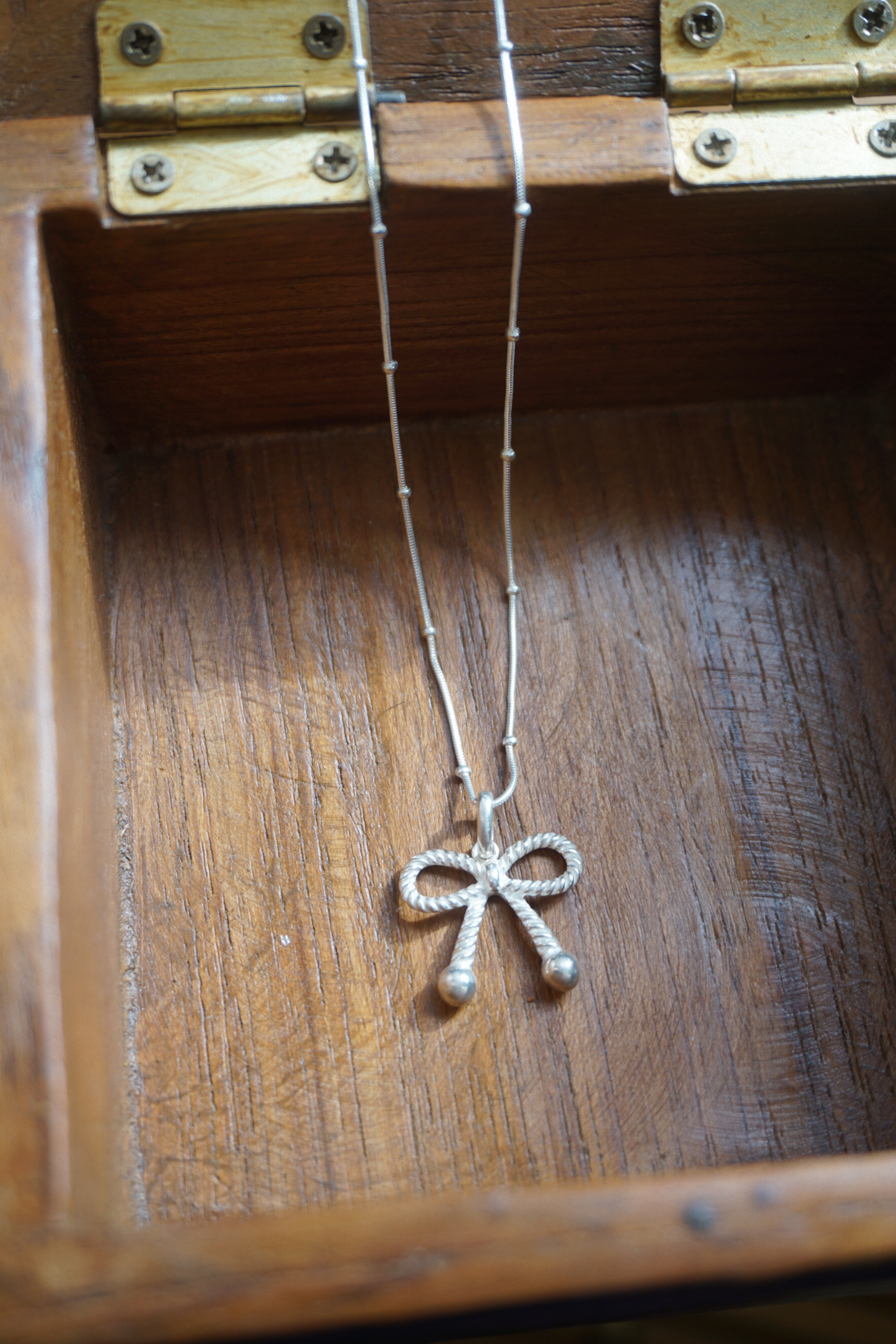 WINTER RIBBON SILVER NECKLACE