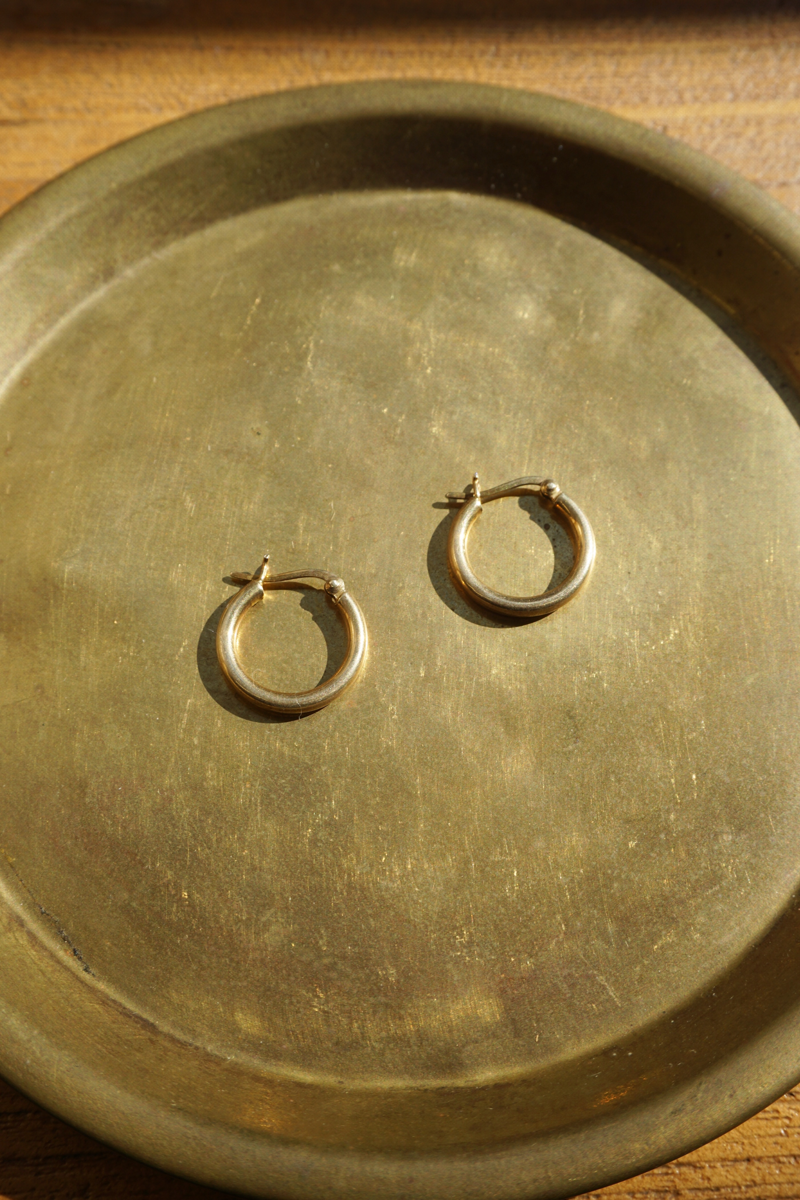 SIMPLE BOLD GOLD EARRINGS