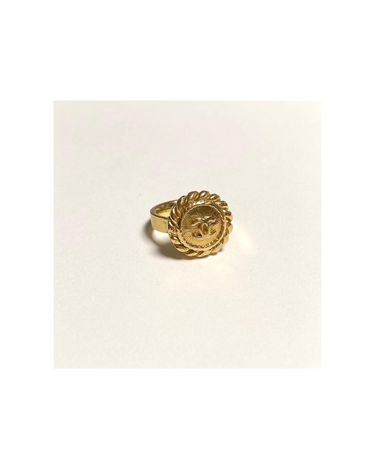 CHANEL button no.4
