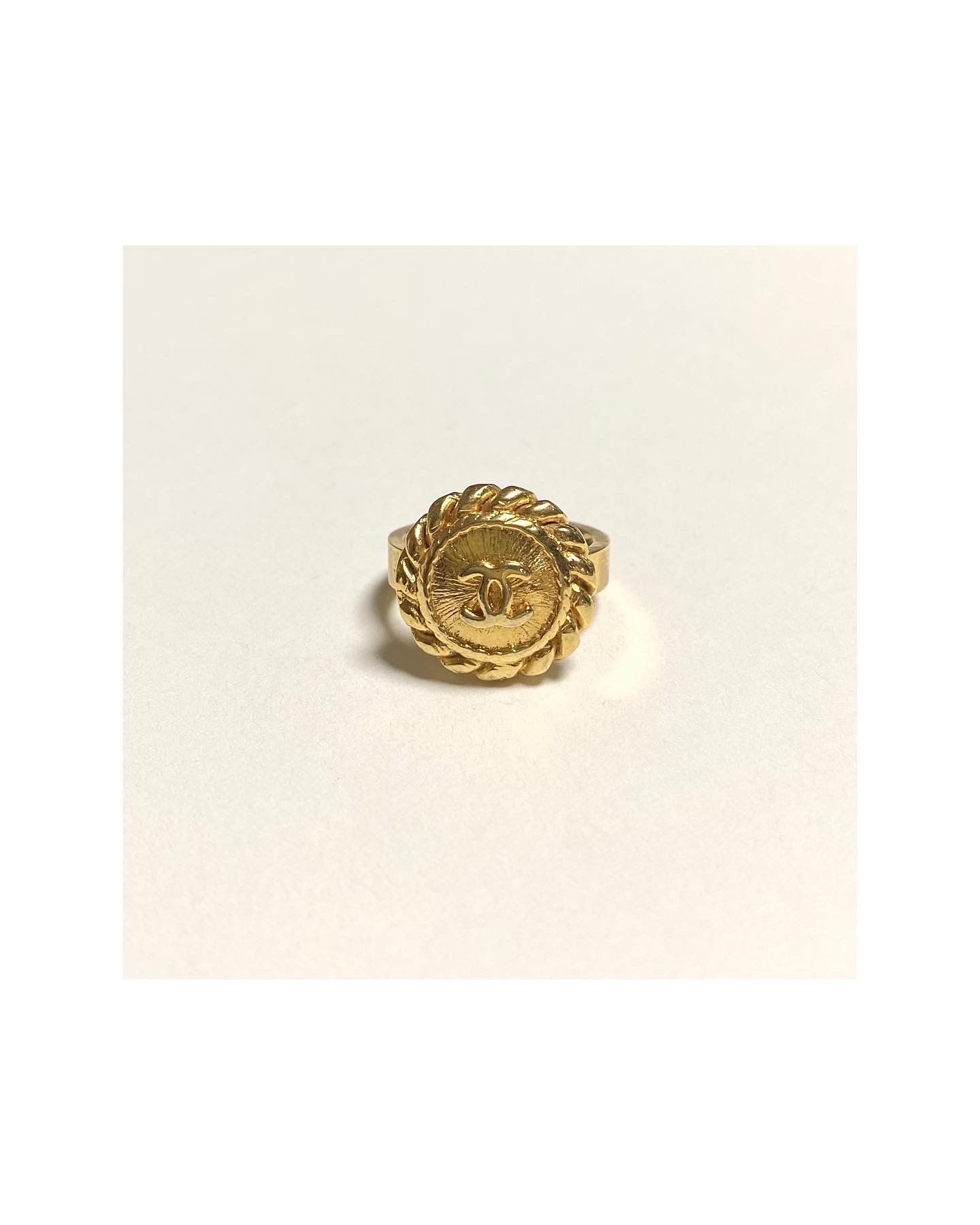 CHANEL button no.4