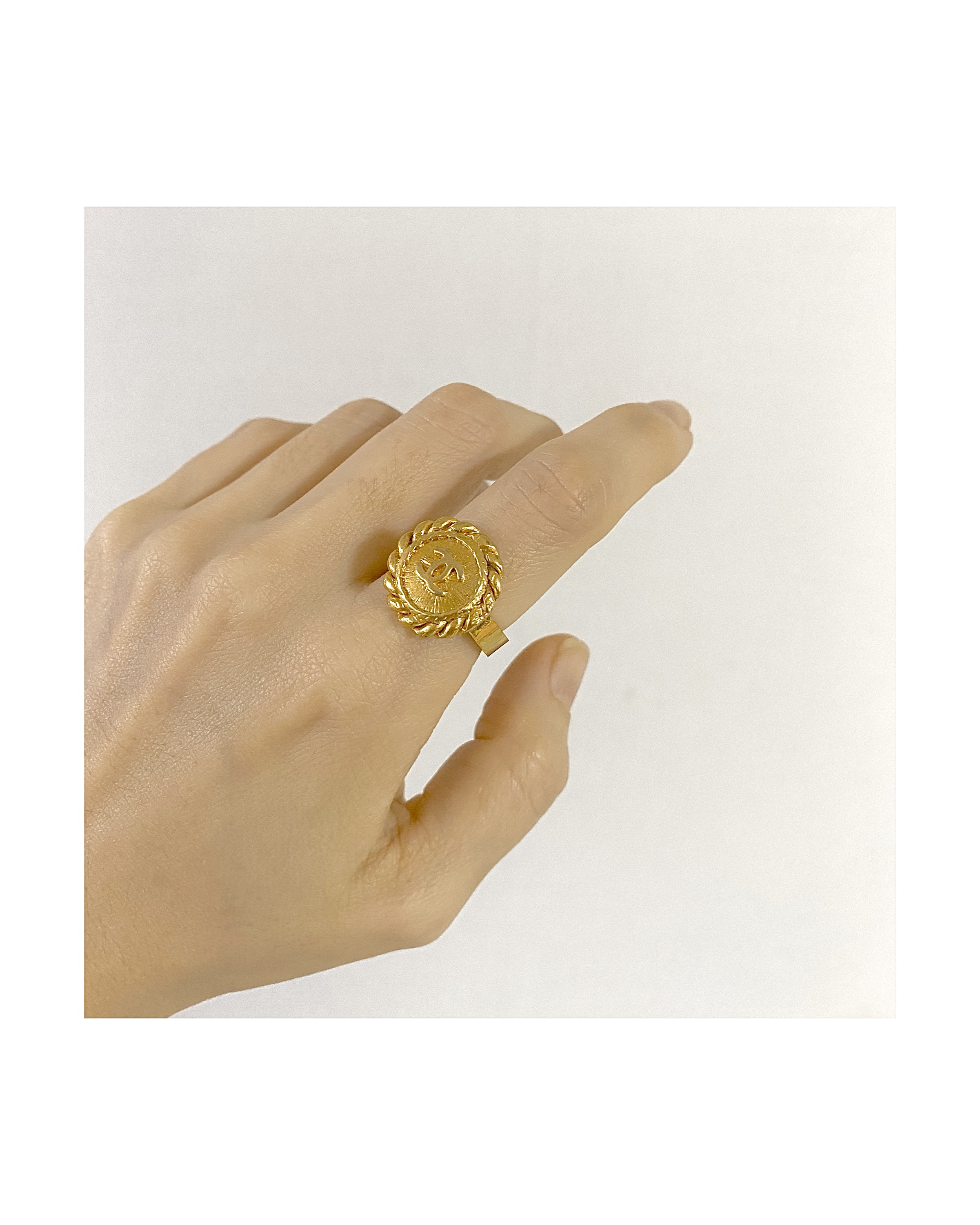CHANEL button no.4