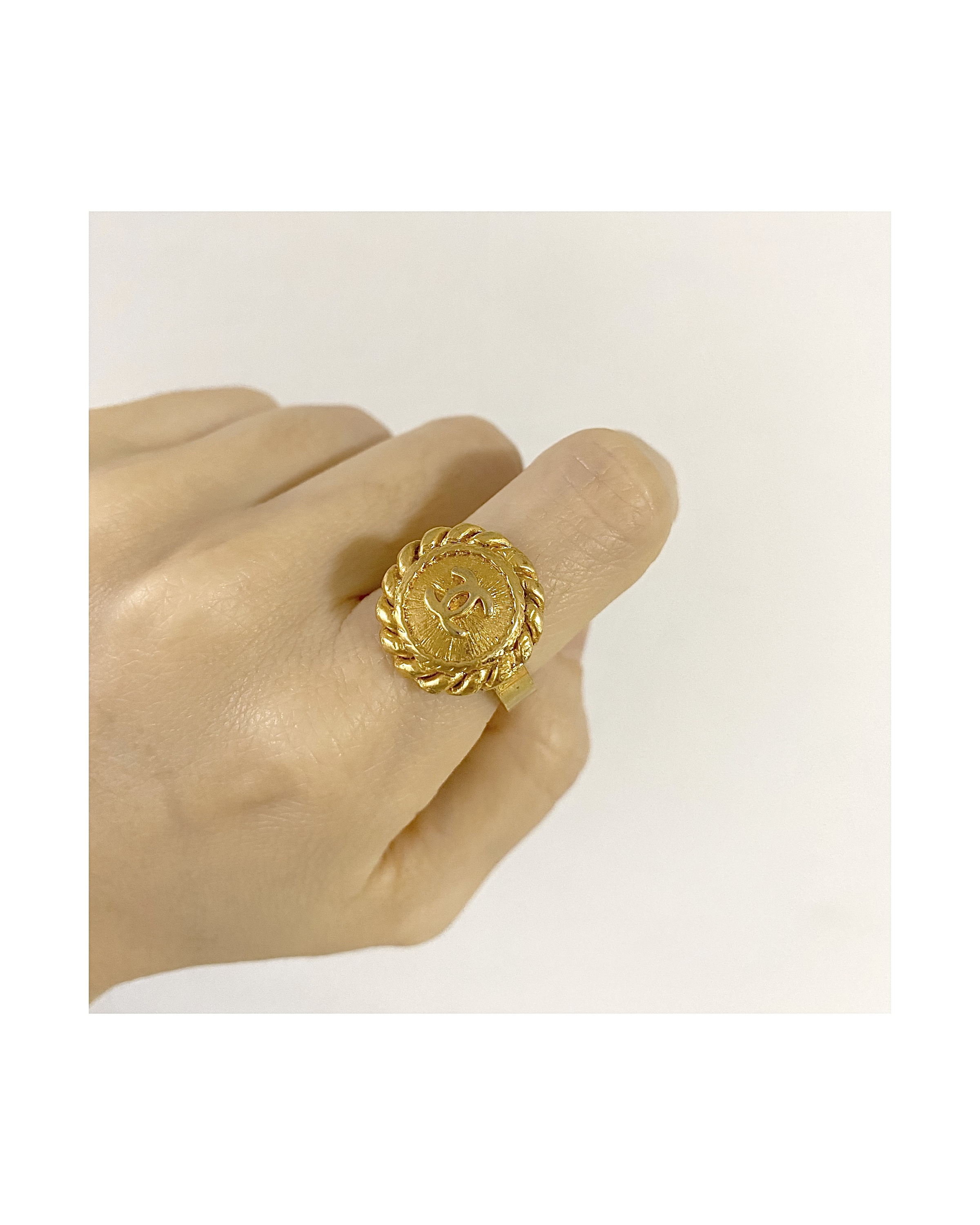 CHANEL button no.4