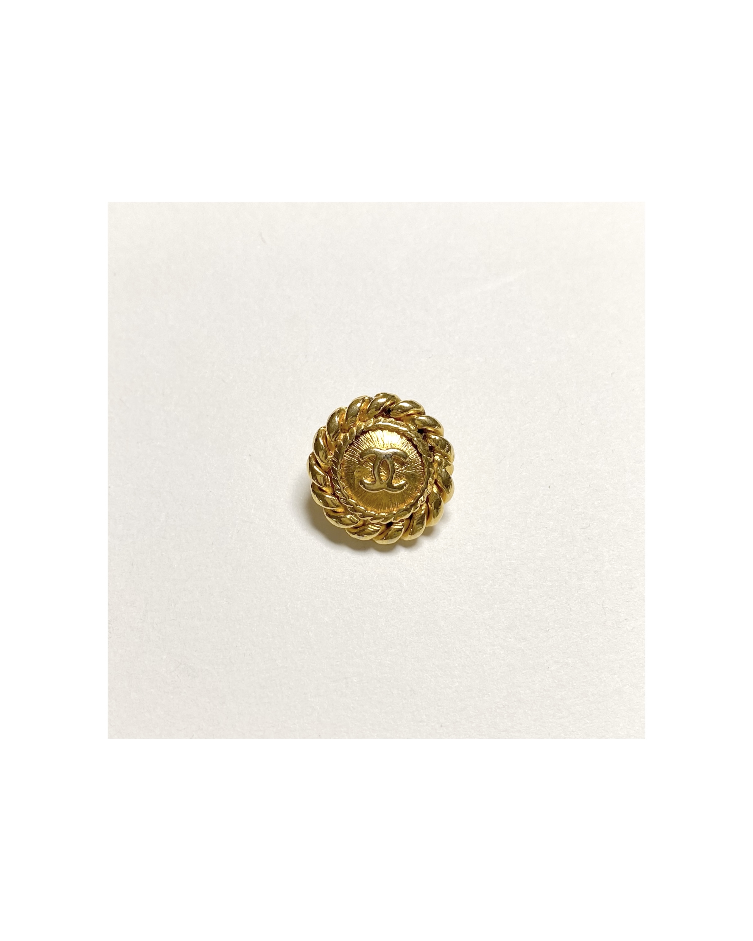 CHANEL button no.4