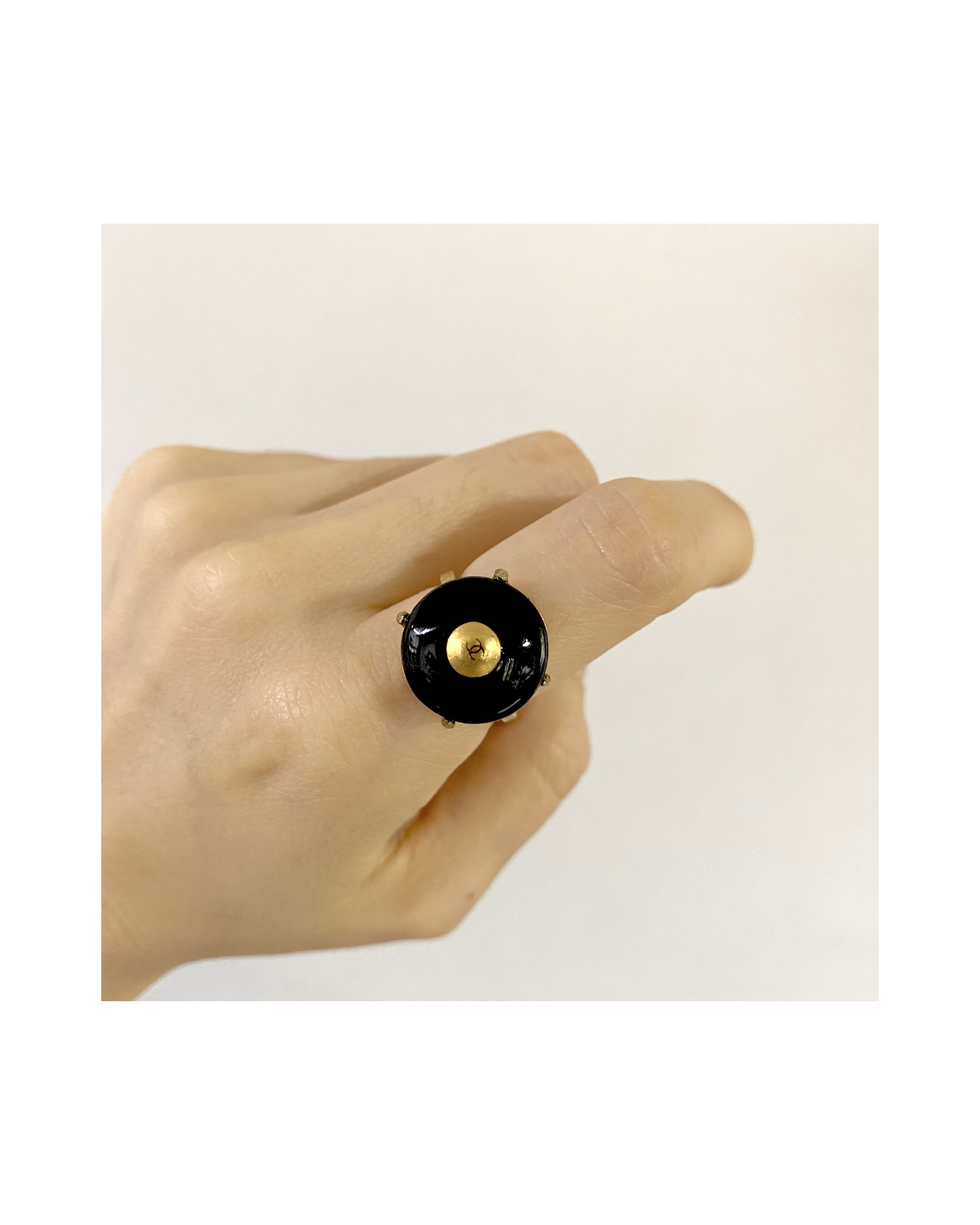 CHANEL button no.5