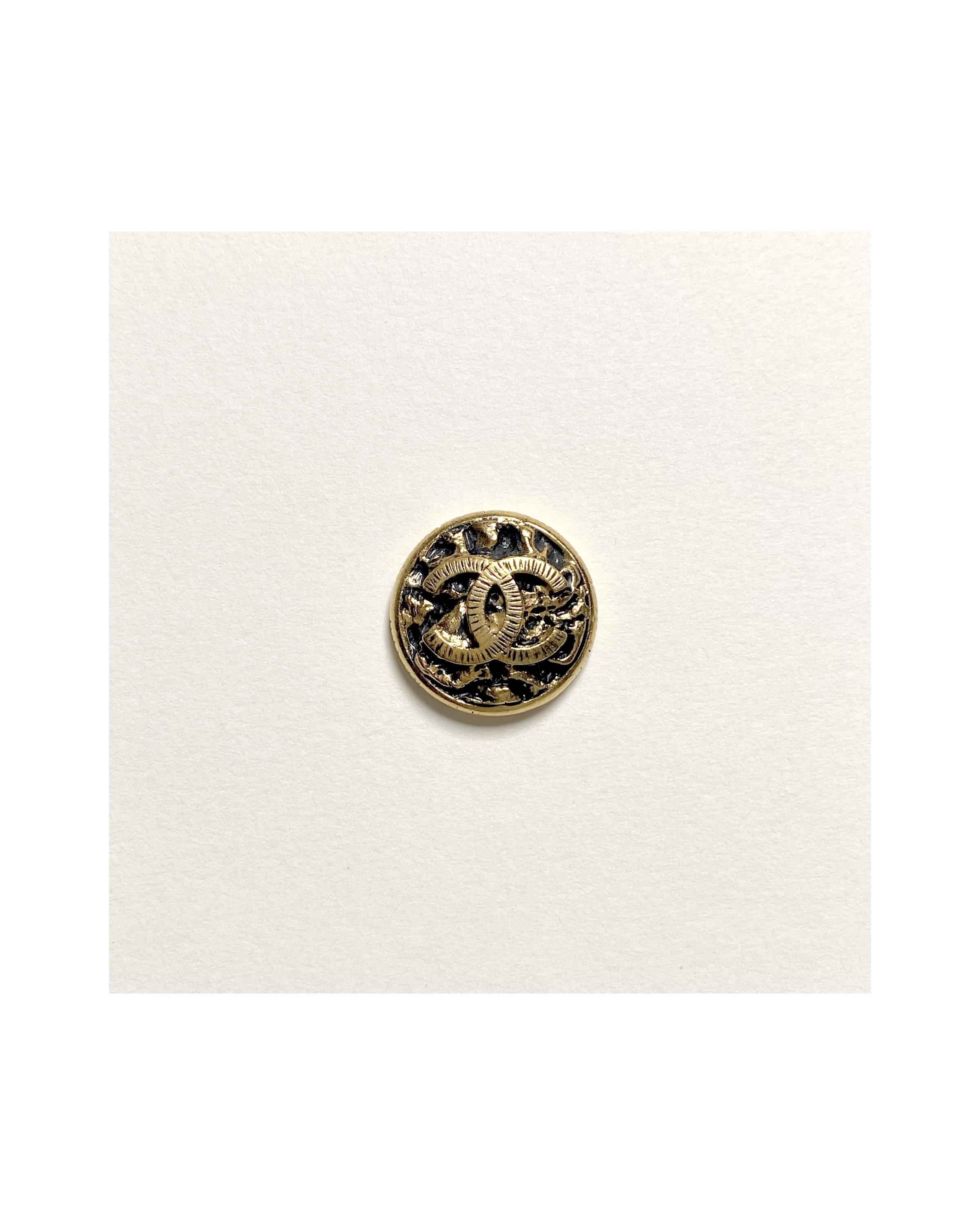CHANEL button no.7