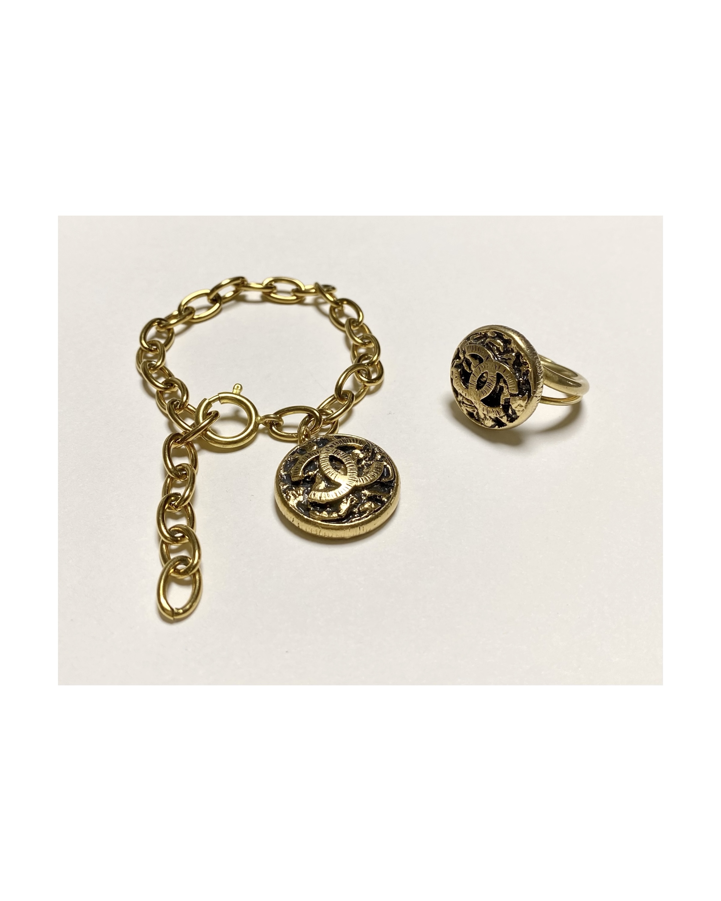 CHANEL button no.7