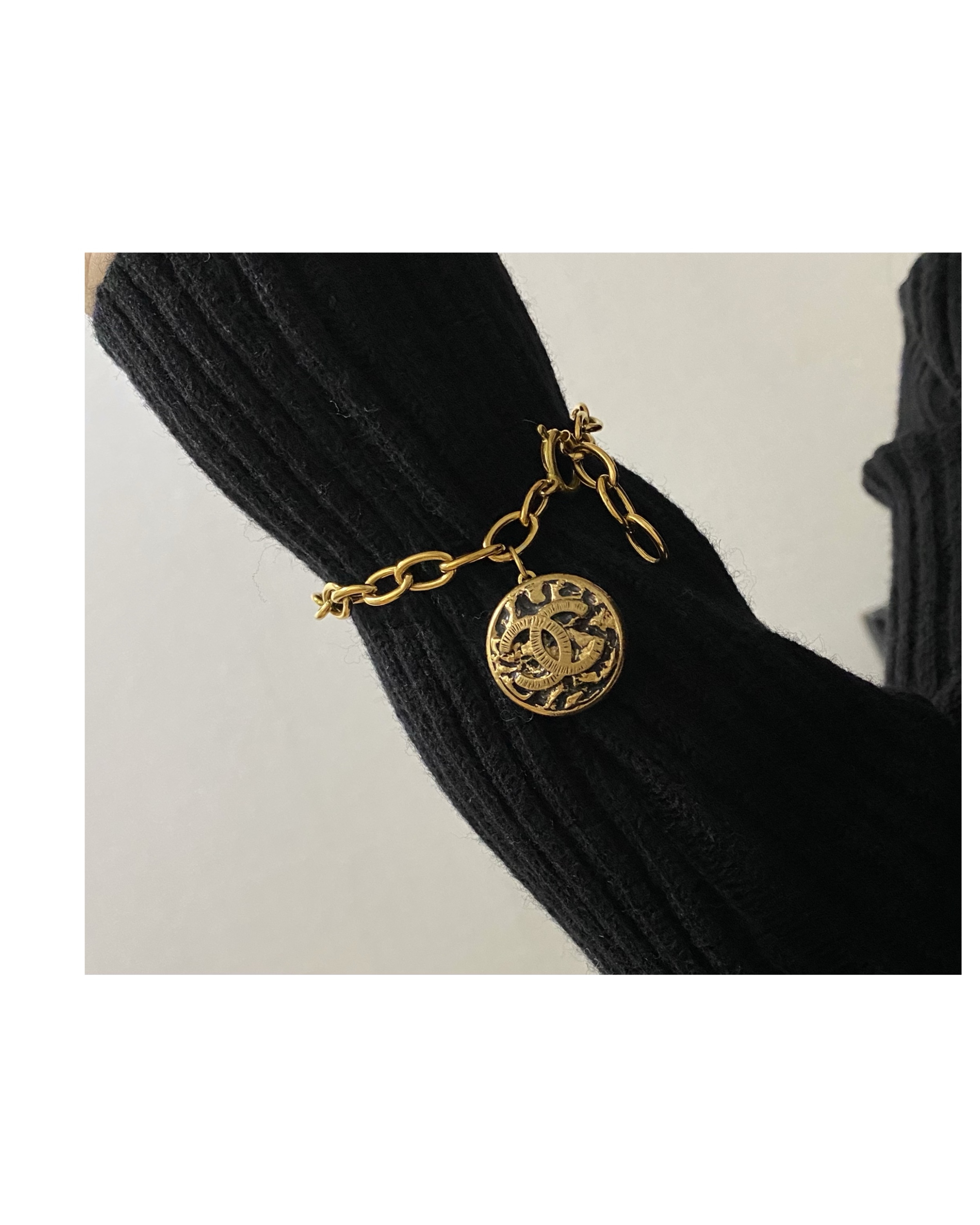 CHANEL button no.7